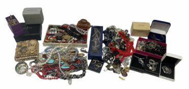 Various costume jewellery to include 9ct gold oddments