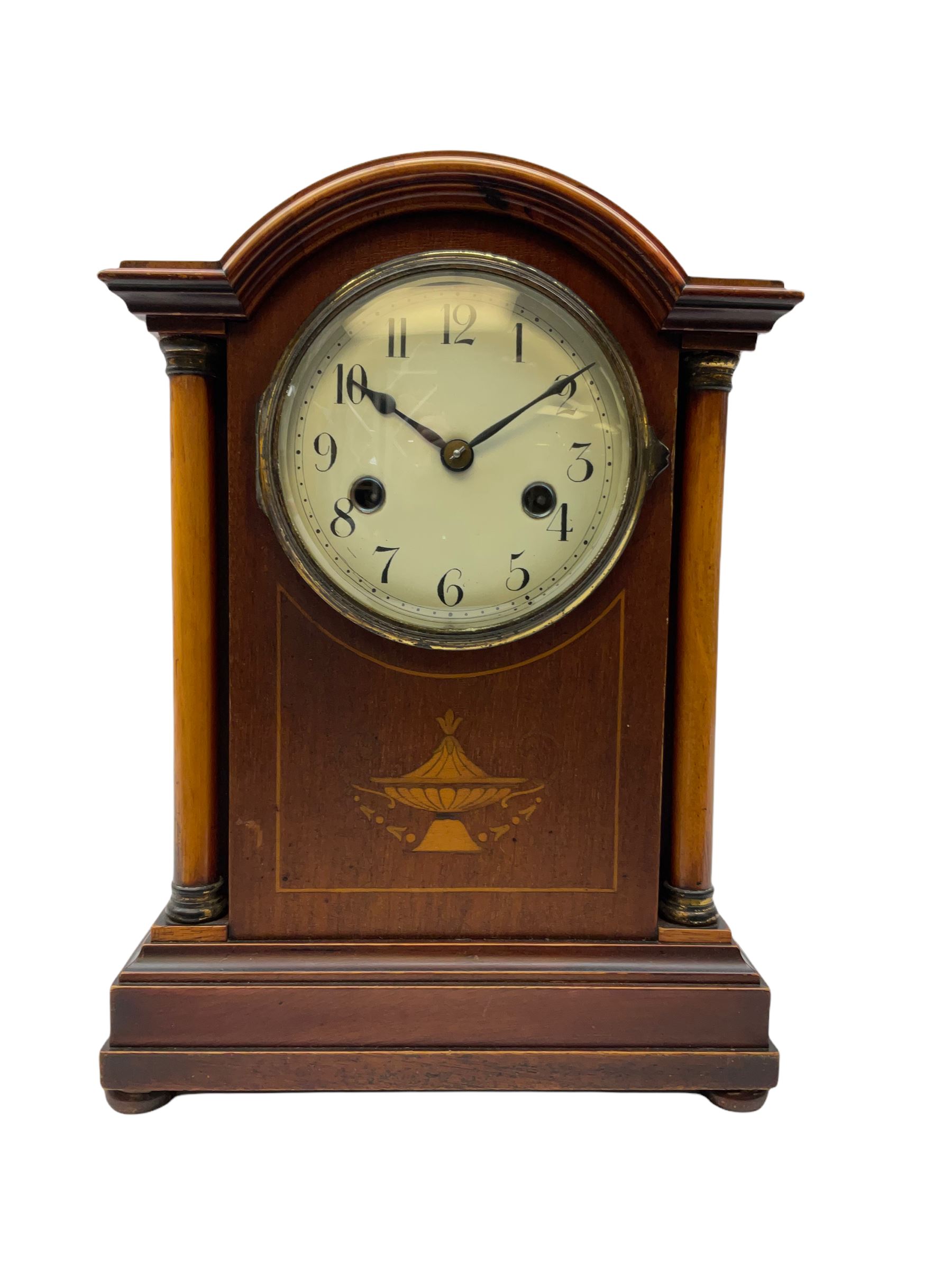 An early 20th century mantle clock in a mahogany case with a break arch pediment - Image 2 of 3