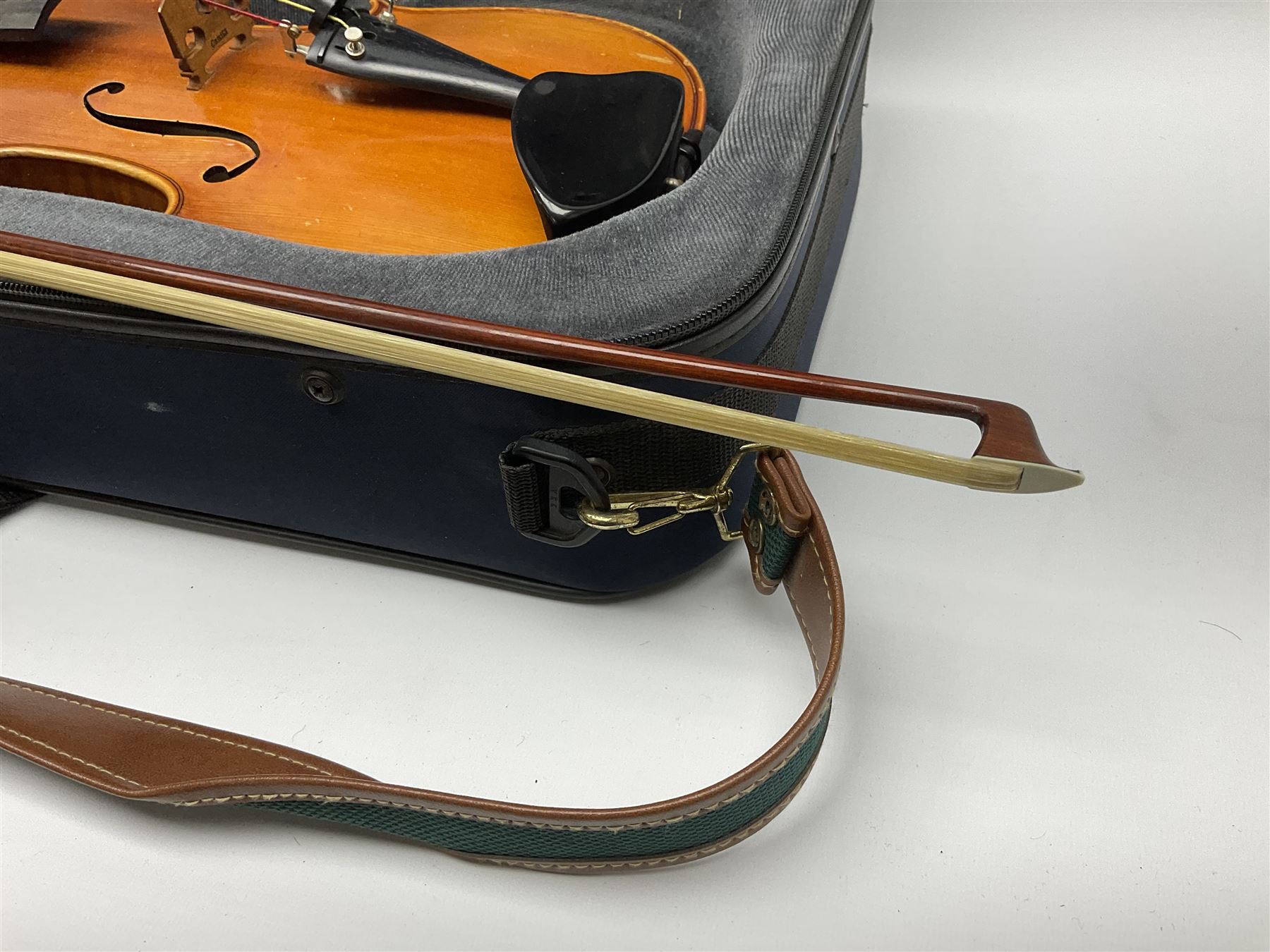 Viola with 39.5cm two-piece maple back and ribs and spruce top - Image 12 of 13