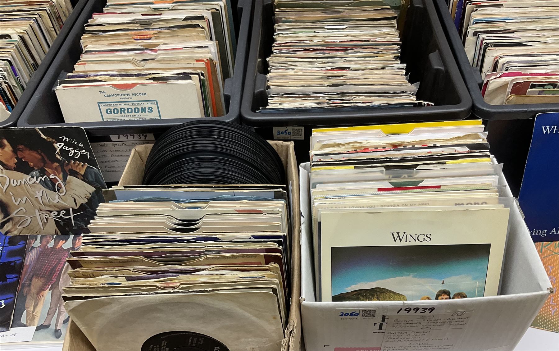 Seven boxes containing approximately eight hundred 45rpm singles - Image 12 of 24