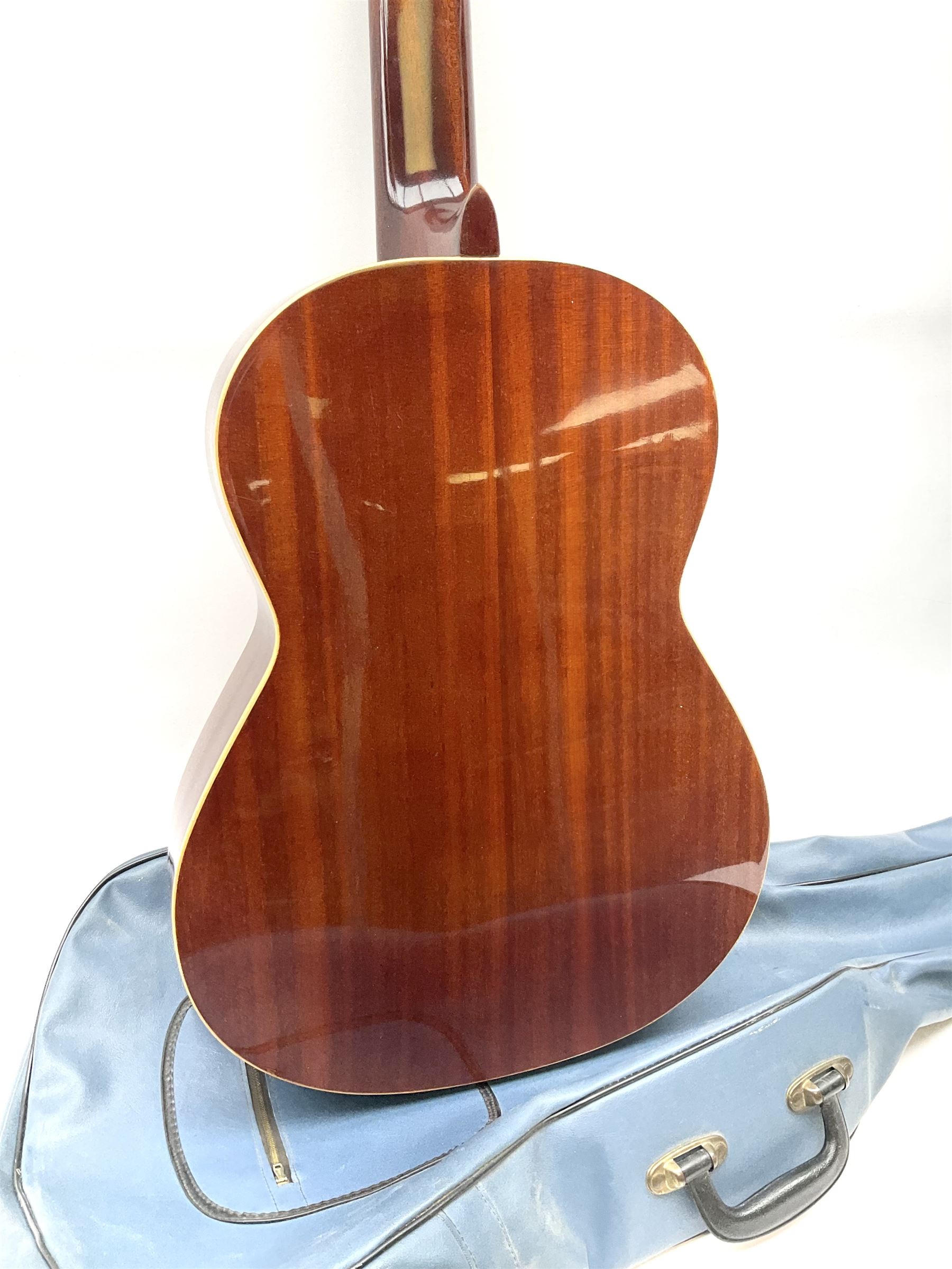 Spanish Concert Grande acoustic guitar with mahogany back and ribs and spruce top L100cm; in soft ca - Image 8 of 17