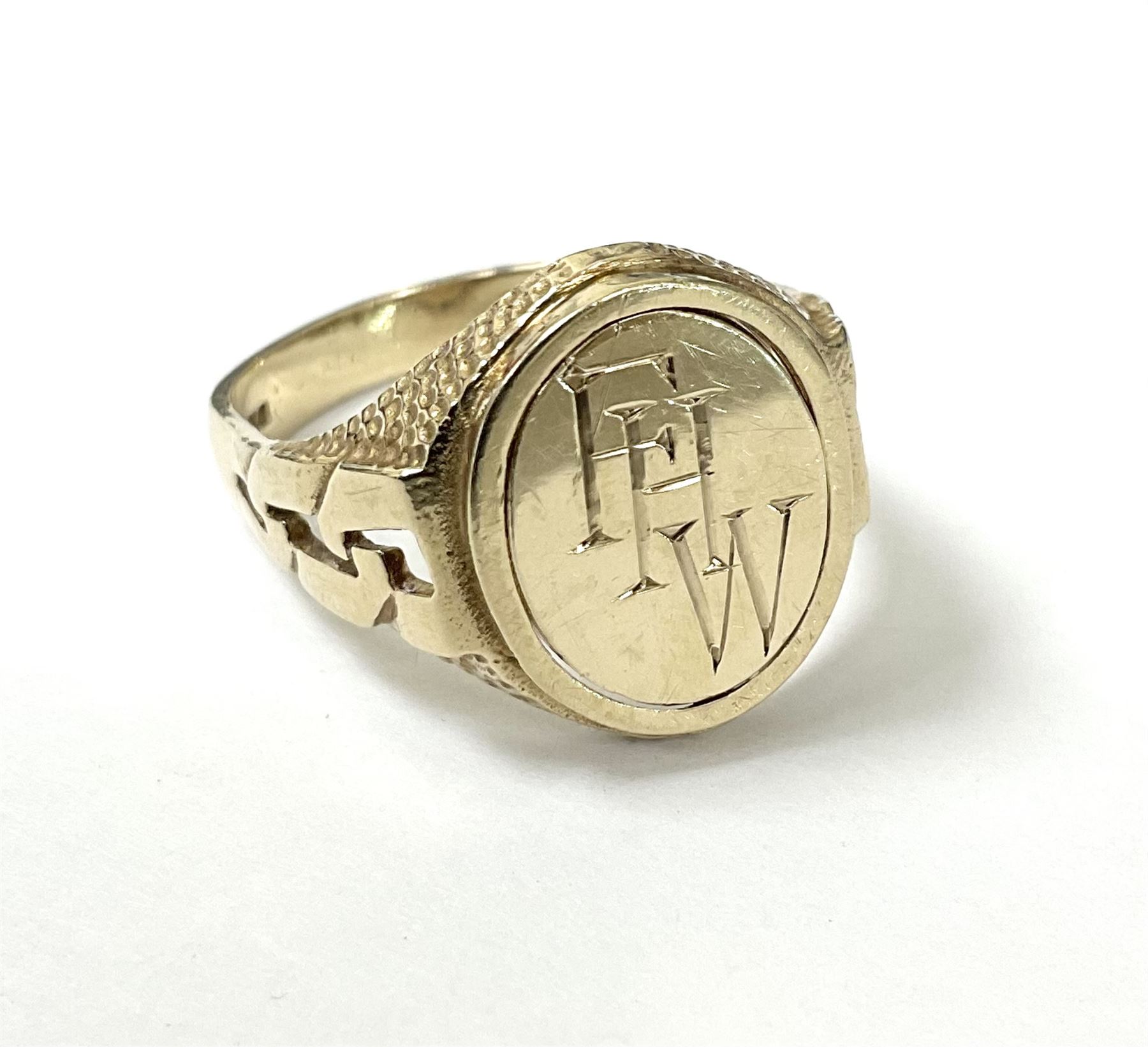 9ct gold Masonic and initialled swivel ring and a 22ct gold wedding band - Image 2 of 4