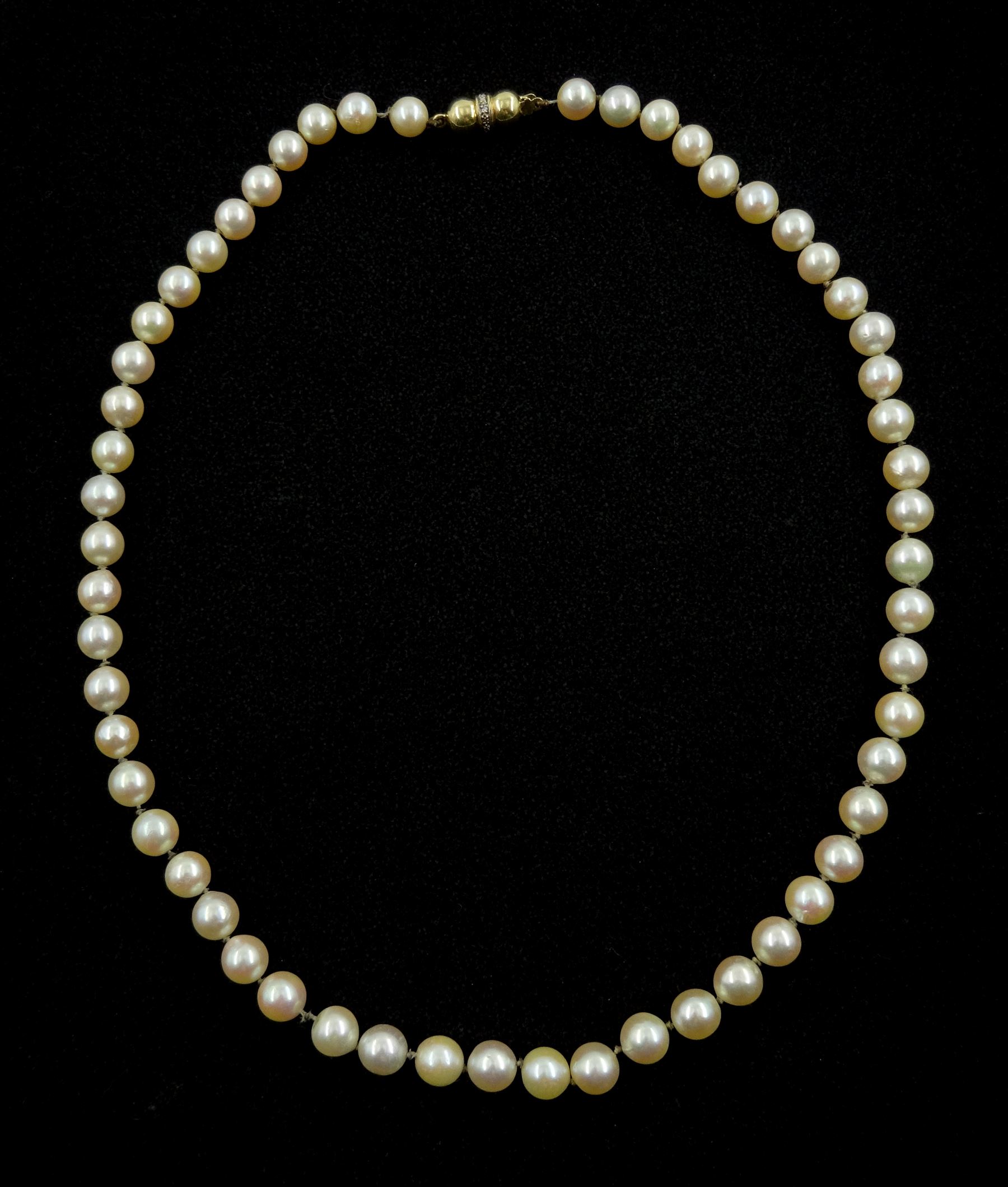 Single strand white/pink cultured pearl necklace