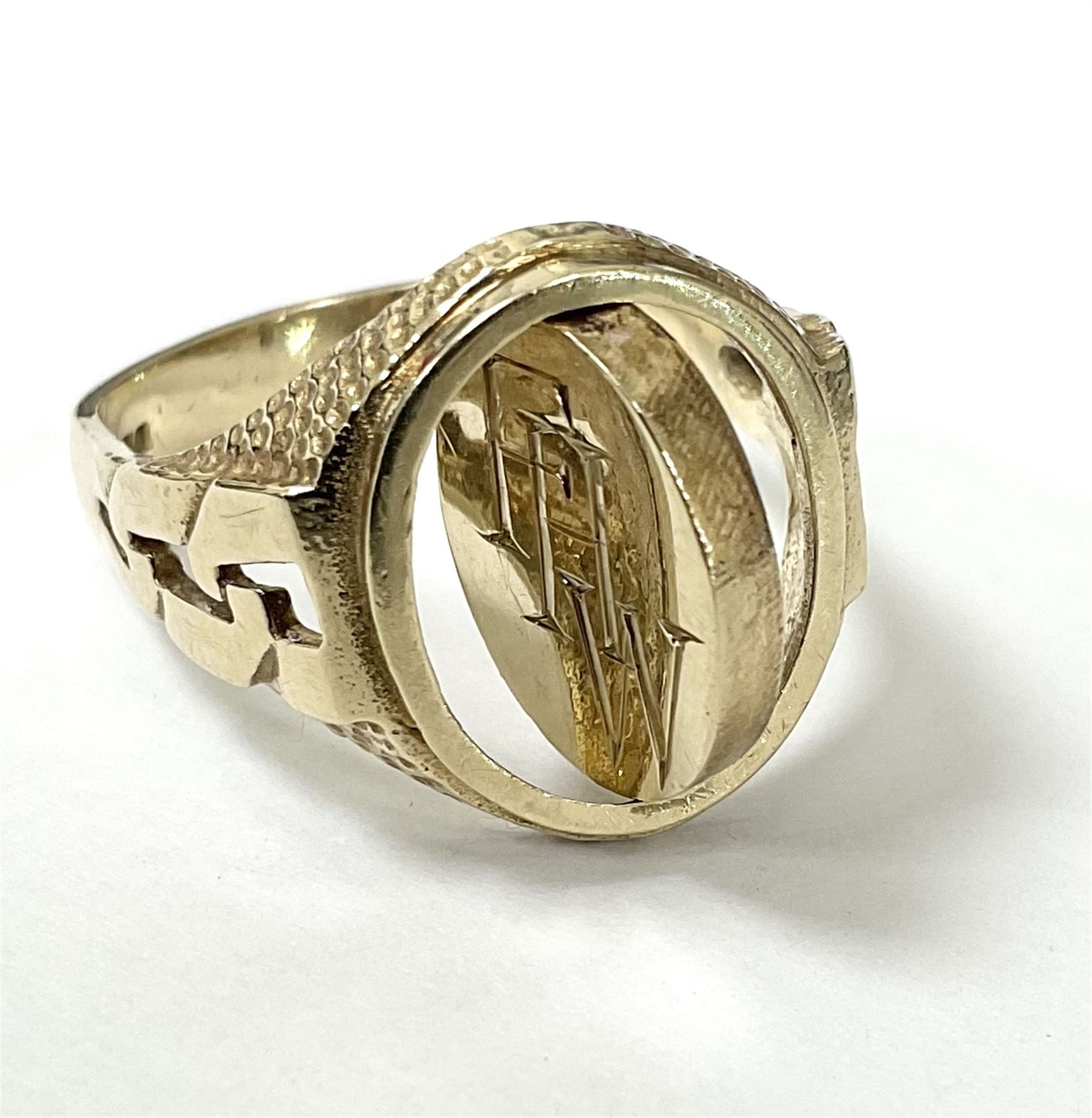 9ct gold Masonic and initialled swivel ring and a 22ct gold wedding band - Image 3 of 4