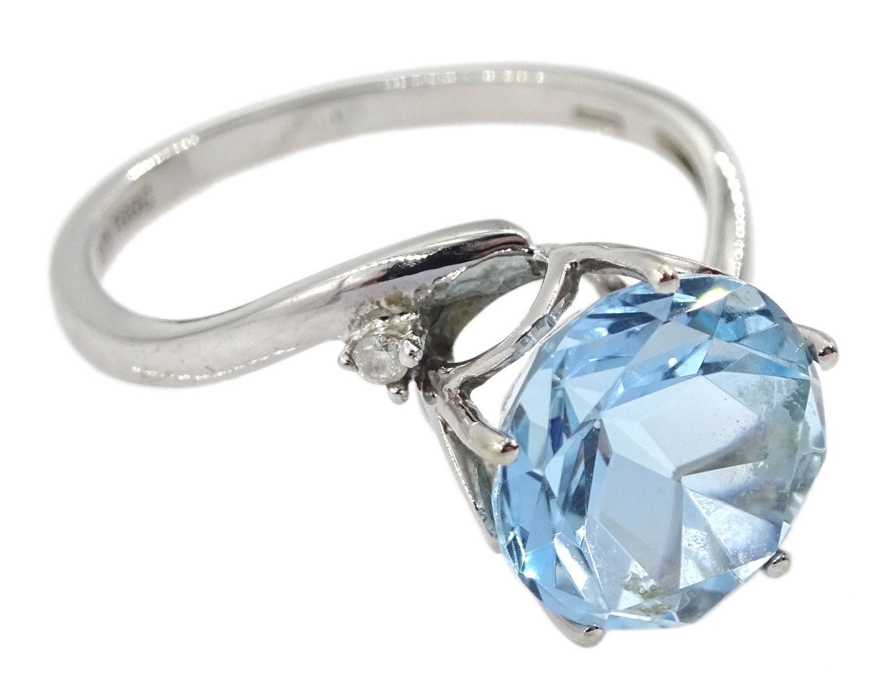 9ct white gold round blue stone and diamond chip ring - Image 2 of 4
