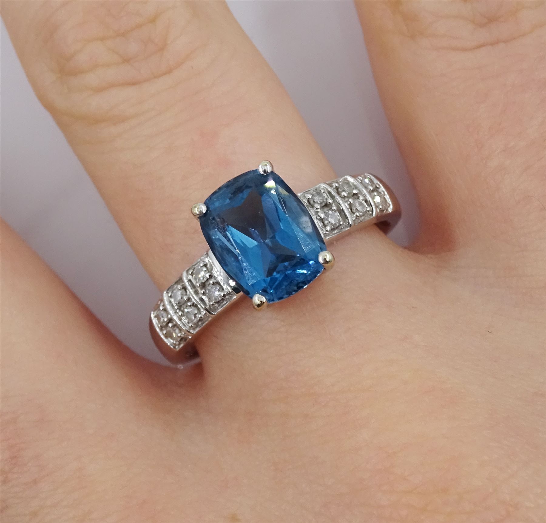 9ct white gold London blue topaz ring - Image 2 of 4