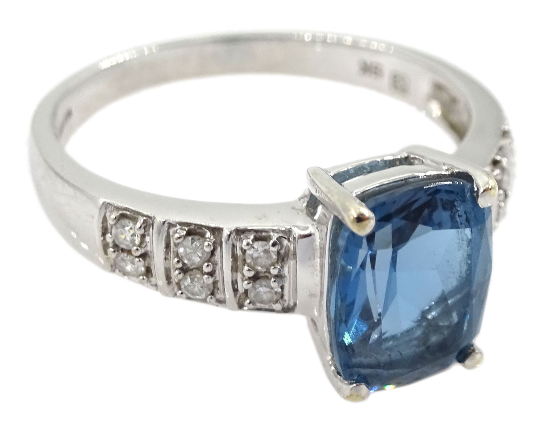 9ct white gold London blue topaz ring - Image 3 of 4