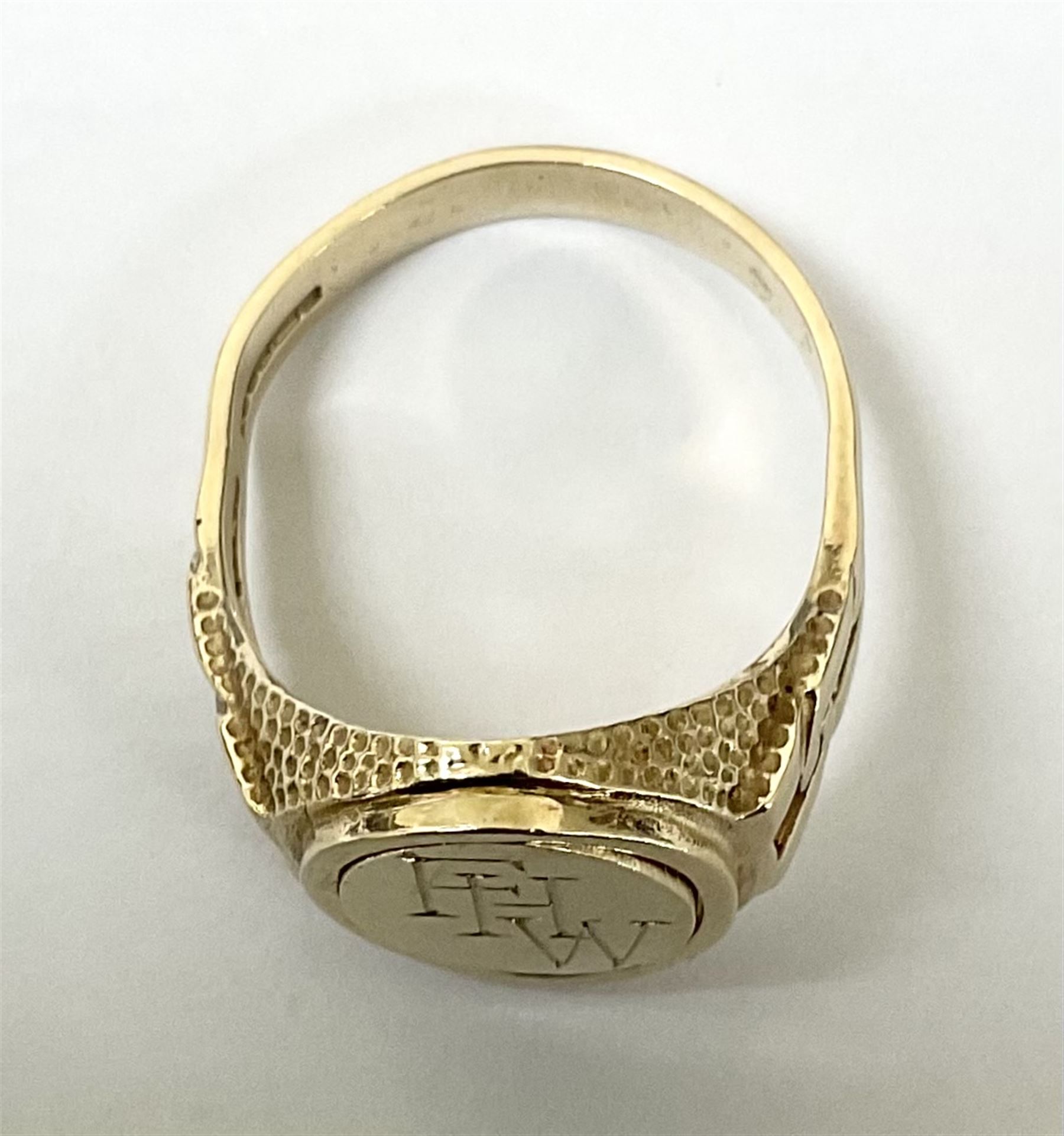 9ct gold Masonic and initialled swivel ring and a 22ct gold wedding band - Image 4 of 4