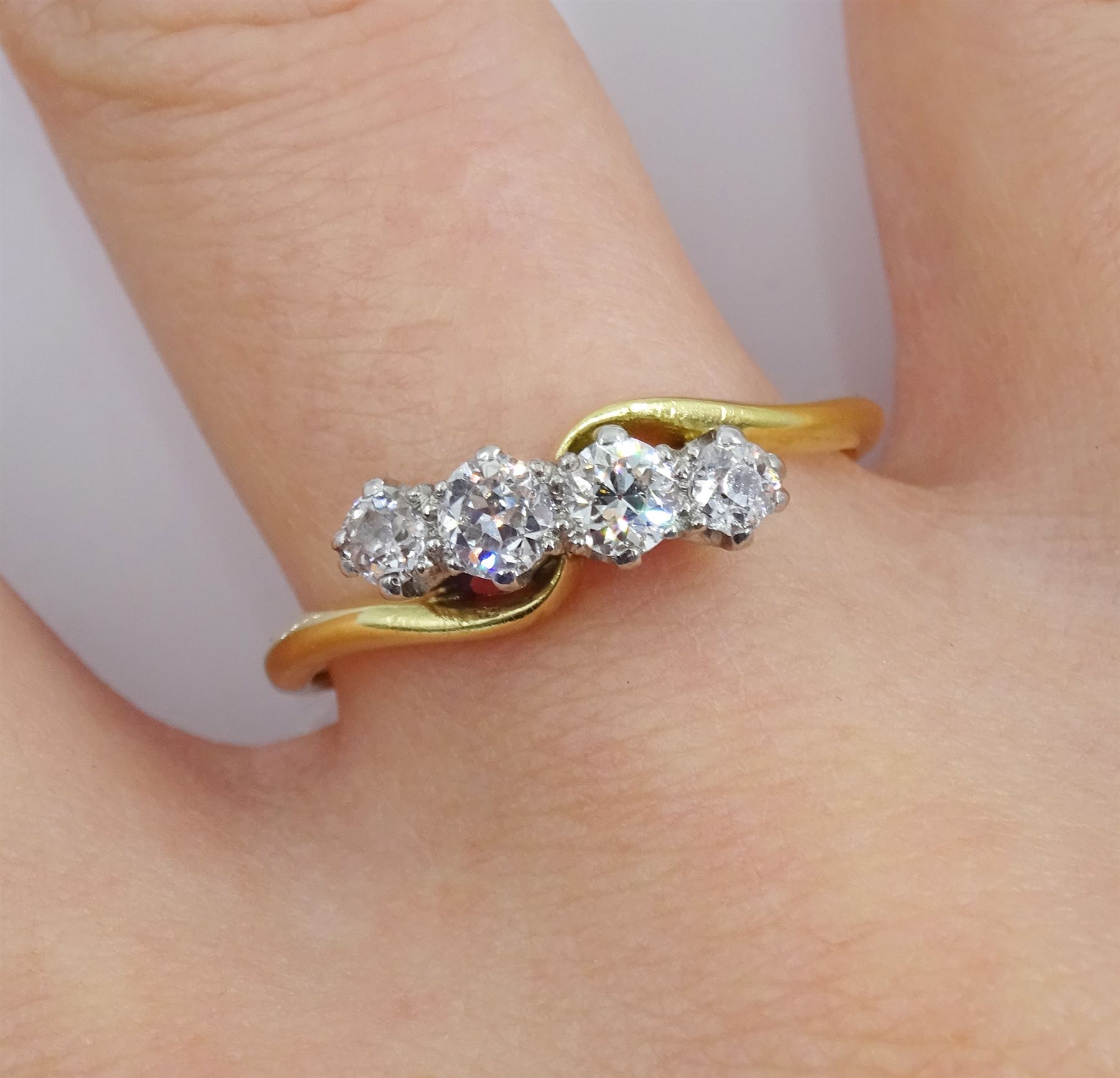 18ct gold four stone diamond ring - Image 2 of 4