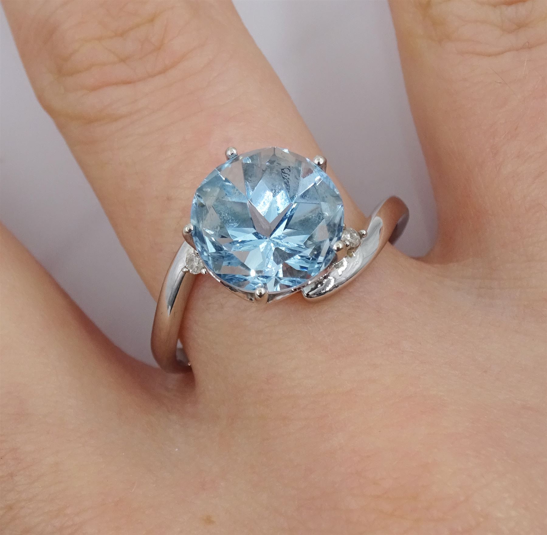 9ct white gold round blue stone and diamond chip ring - Image 4 of 4