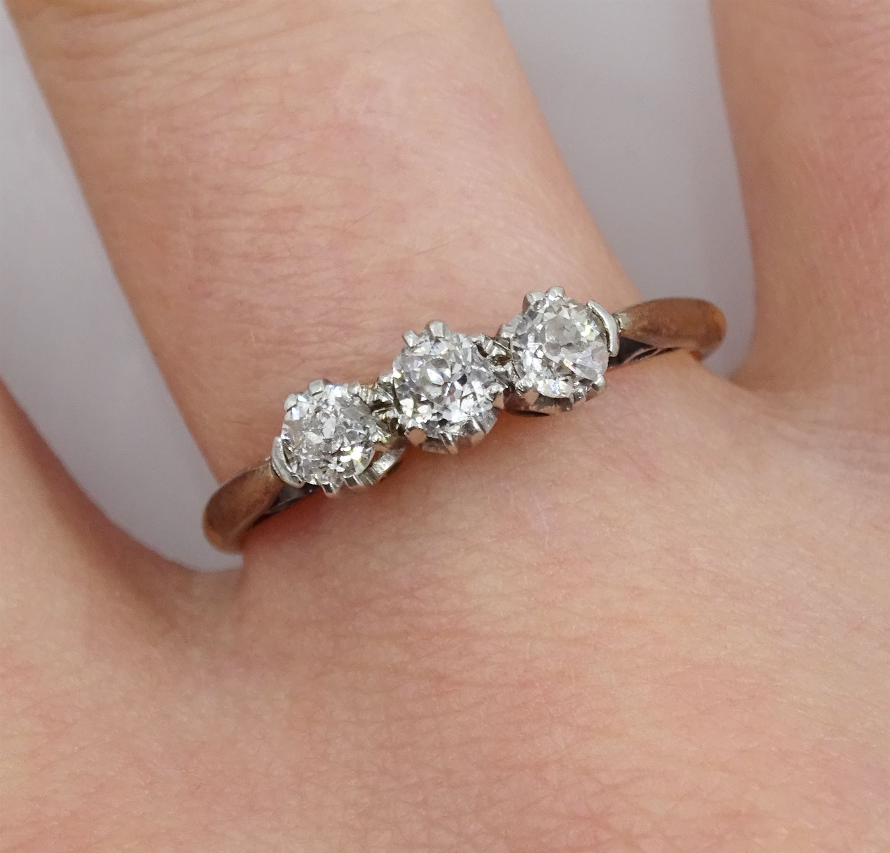 Gold three stone diamond ring - Image 2 of 4