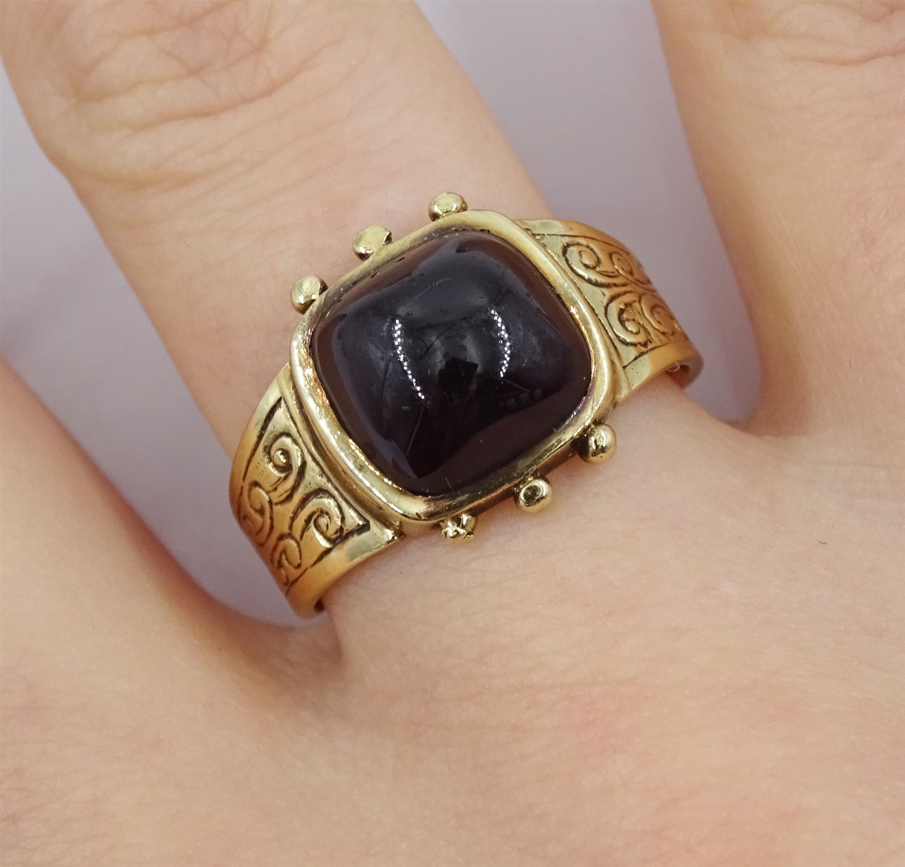 Victorian single stone cabochon garnet ring - Image 2 of 4