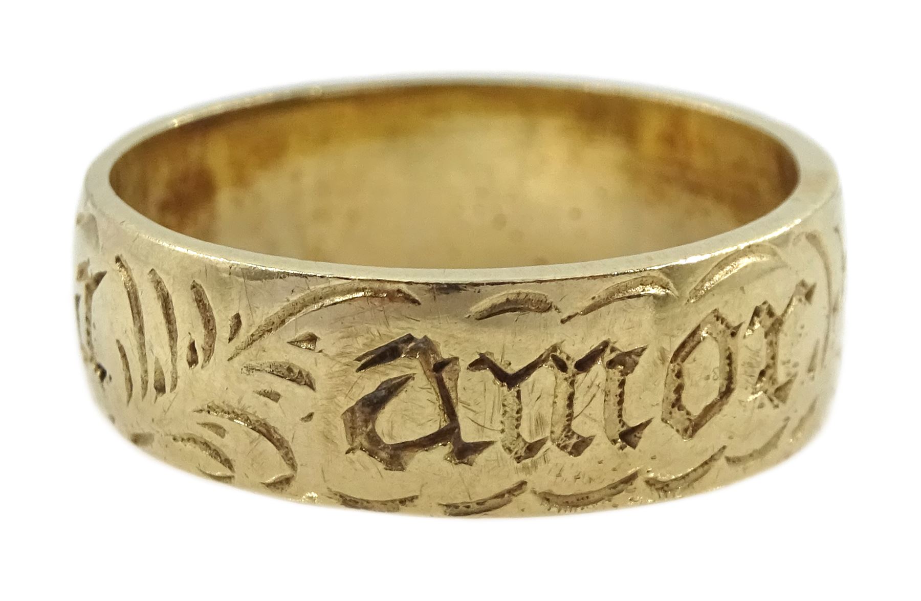 9ct gold ring with engraved decoration