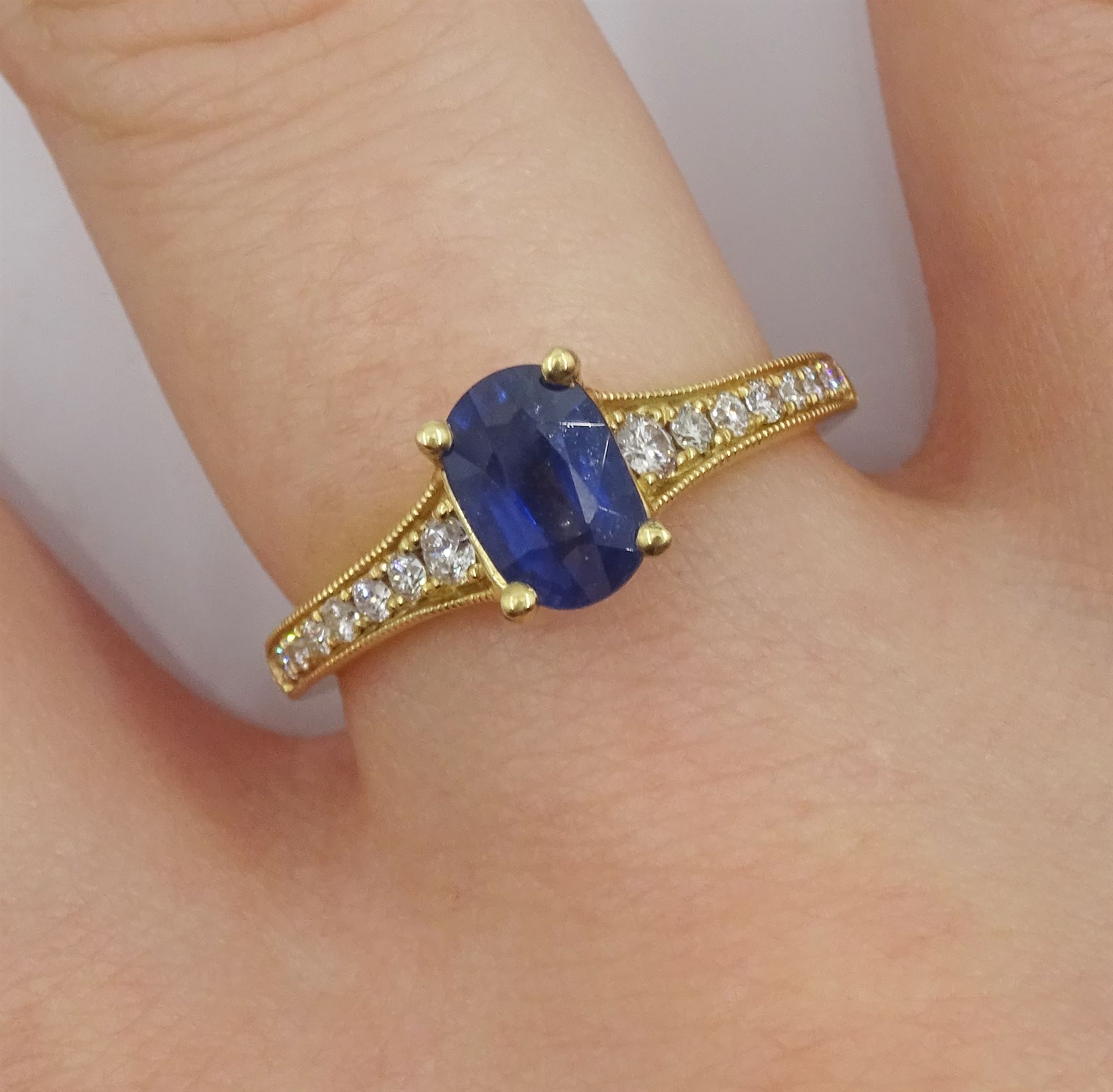 18ct gold oval sapphire ring - Image 2 of 4