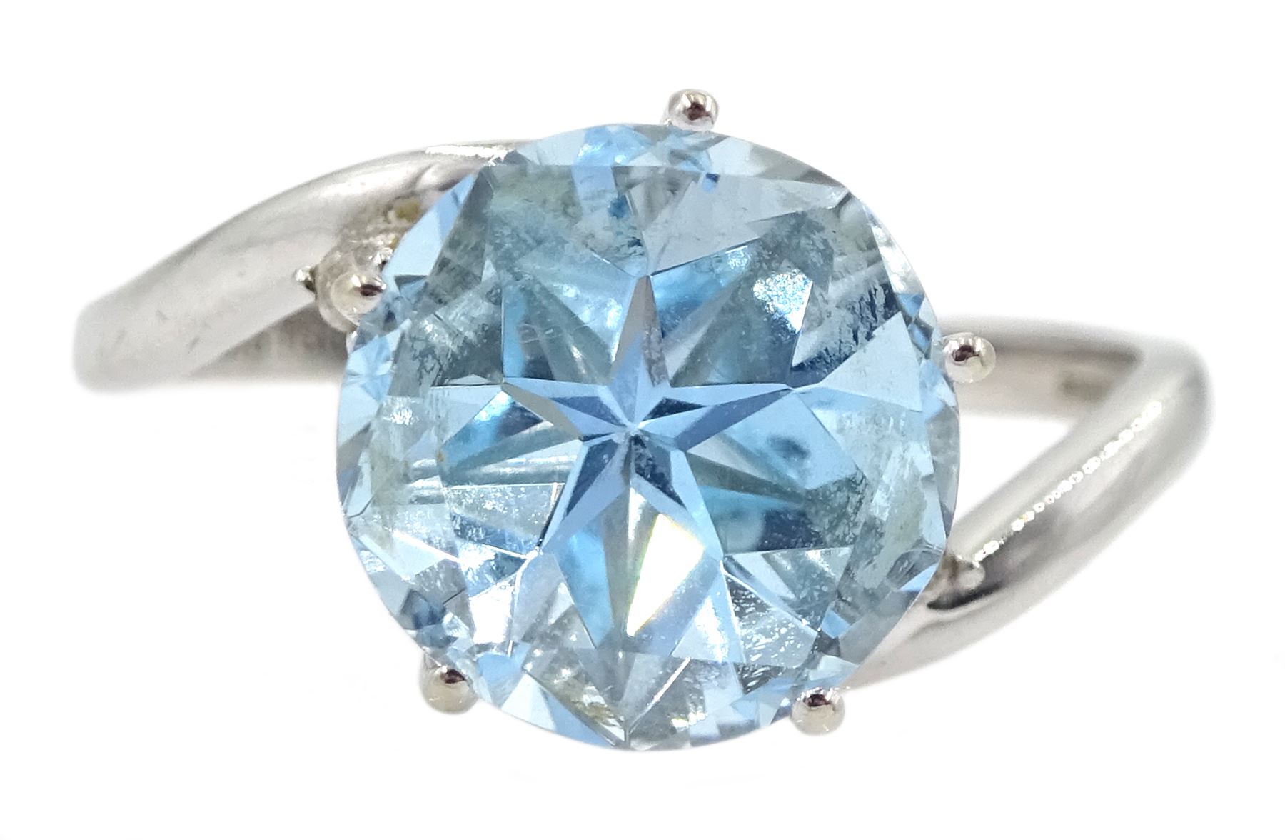 9ct white gold round blue stone and diamond chip ring