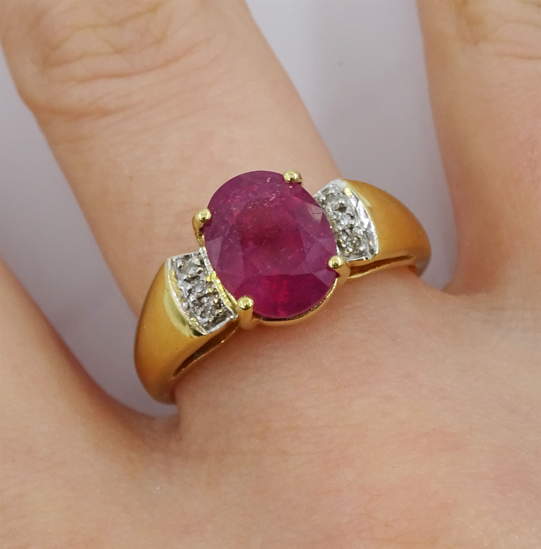 18ct gold oval ruby ring - Image 2 of 4