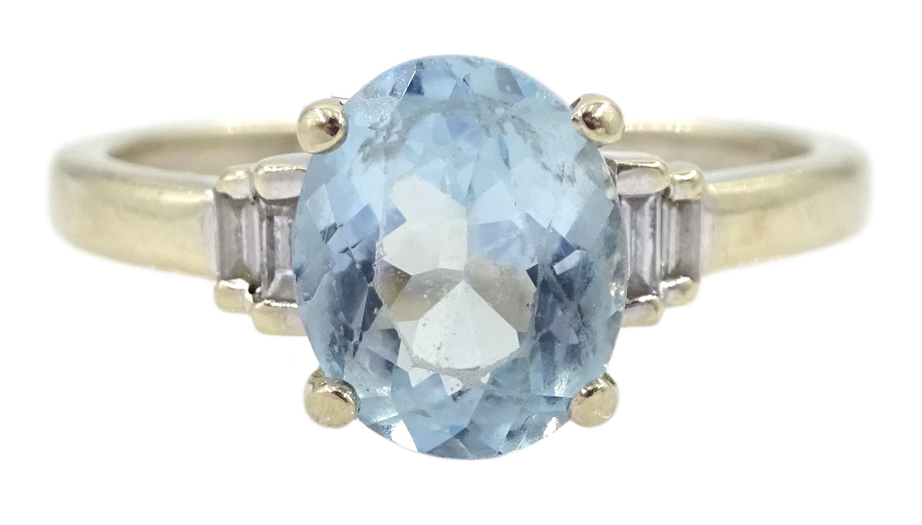 18ct white gold oval aquamarine ring