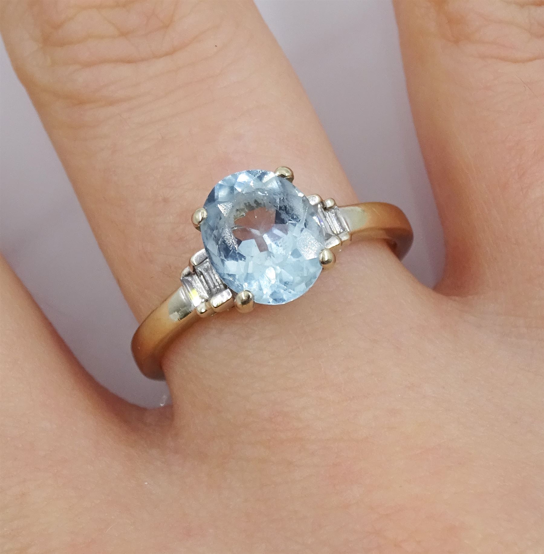18ct white gold oval aquamarine ring - Image 2 of 4