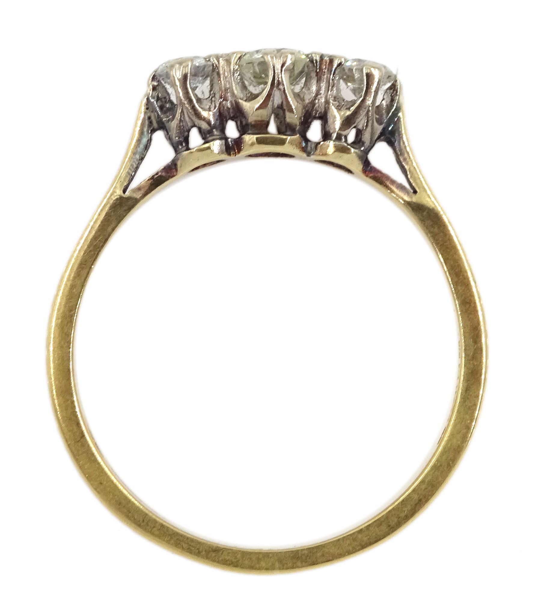 18ct gold three stone round brilliant cut diamond ring - Image 4 of 4