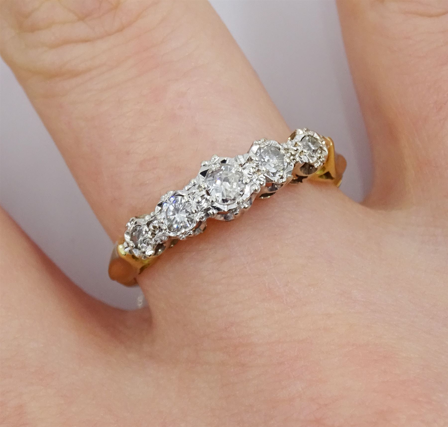 18ct gold graduating five stone diamond ring - Image 2 of 4