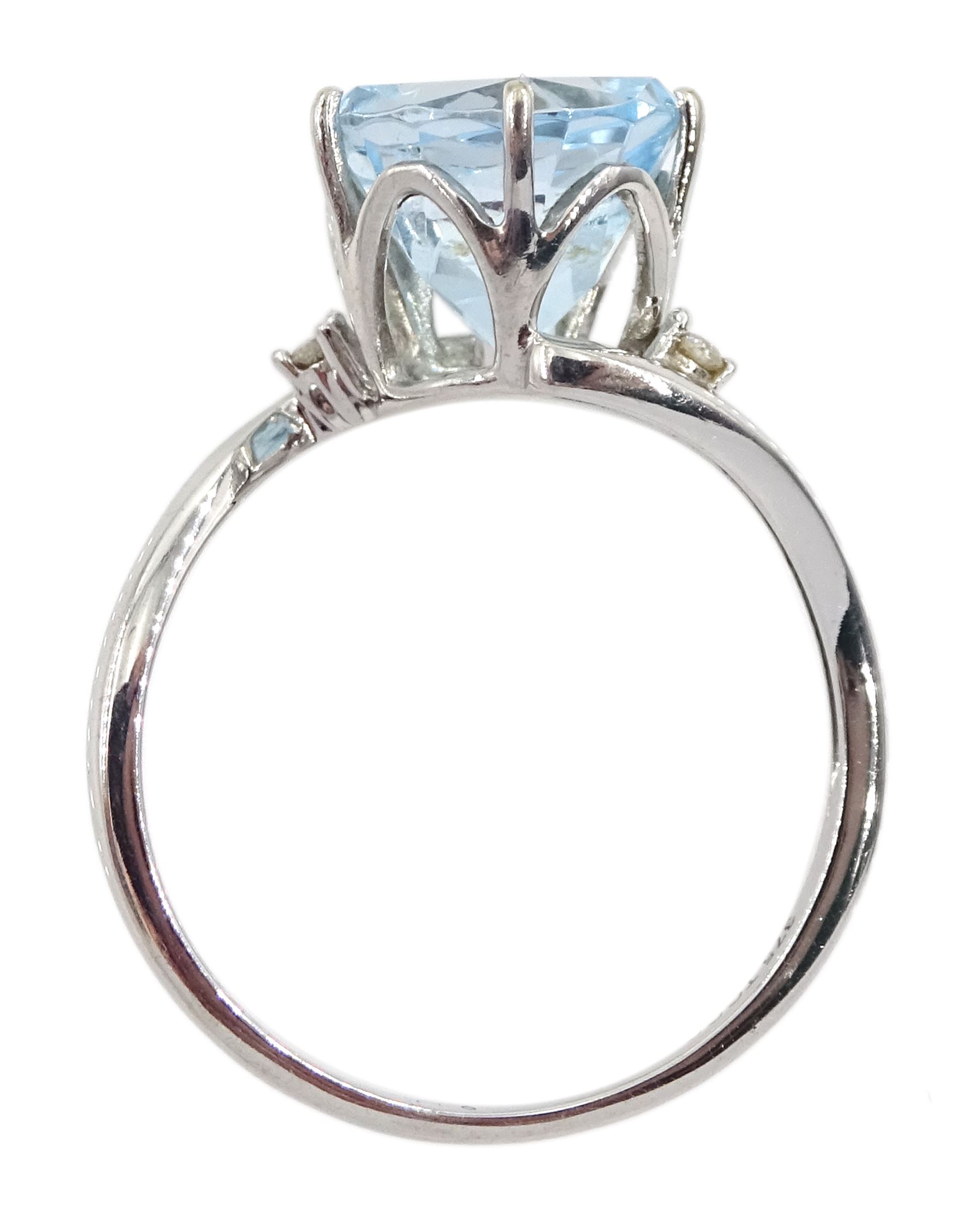 9ct white gold round blue stone and diamond chip ring - Image 3 of 4
