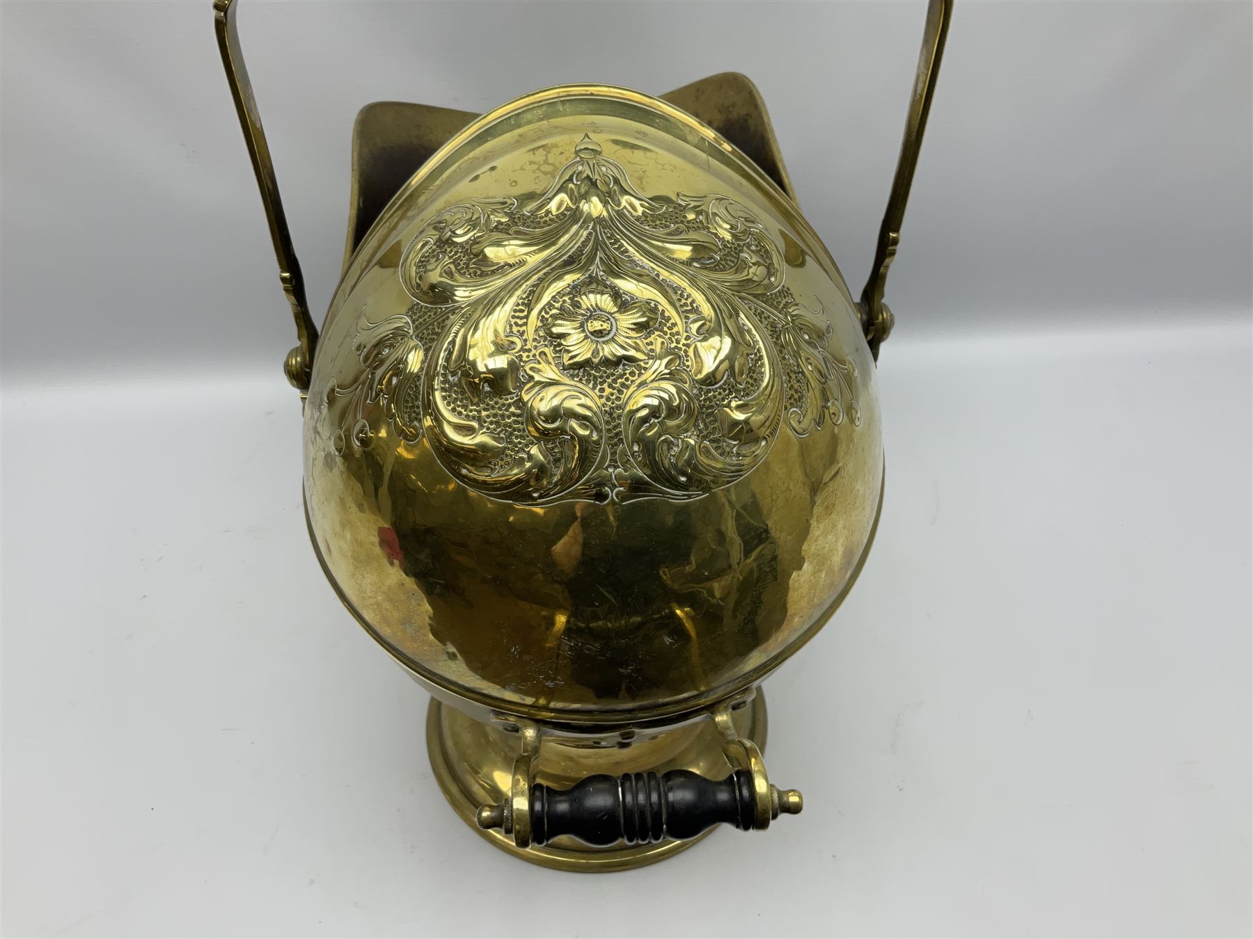 Victorian brass coal scuttle - Image 3 of 7