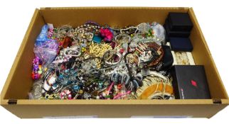 Quantity of costume jewellery to include earrings