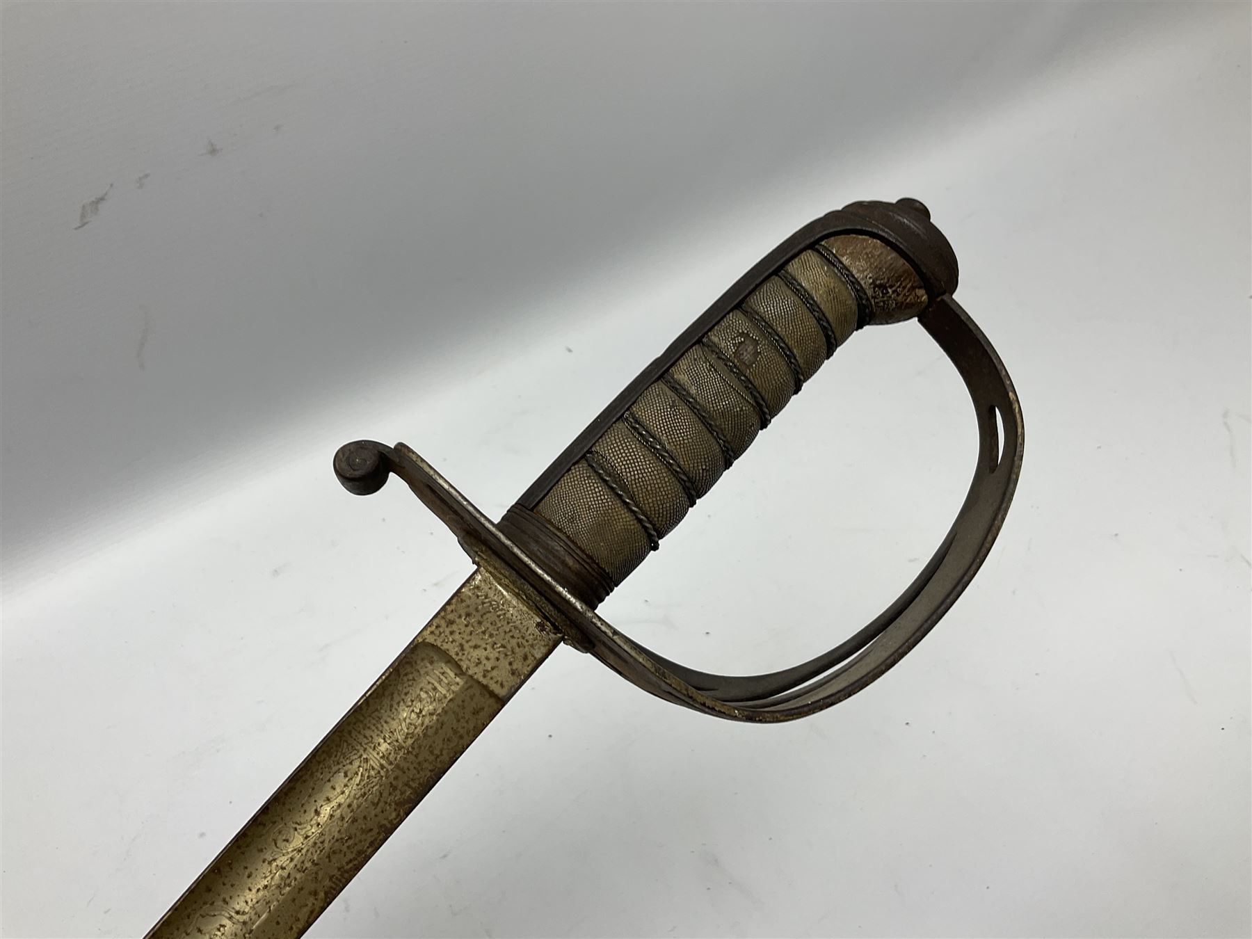 Victorian Army Officers sword by "Reeves Birmingham" the etched 82.5cm blade with "VR" cypher - Image 4 of 9