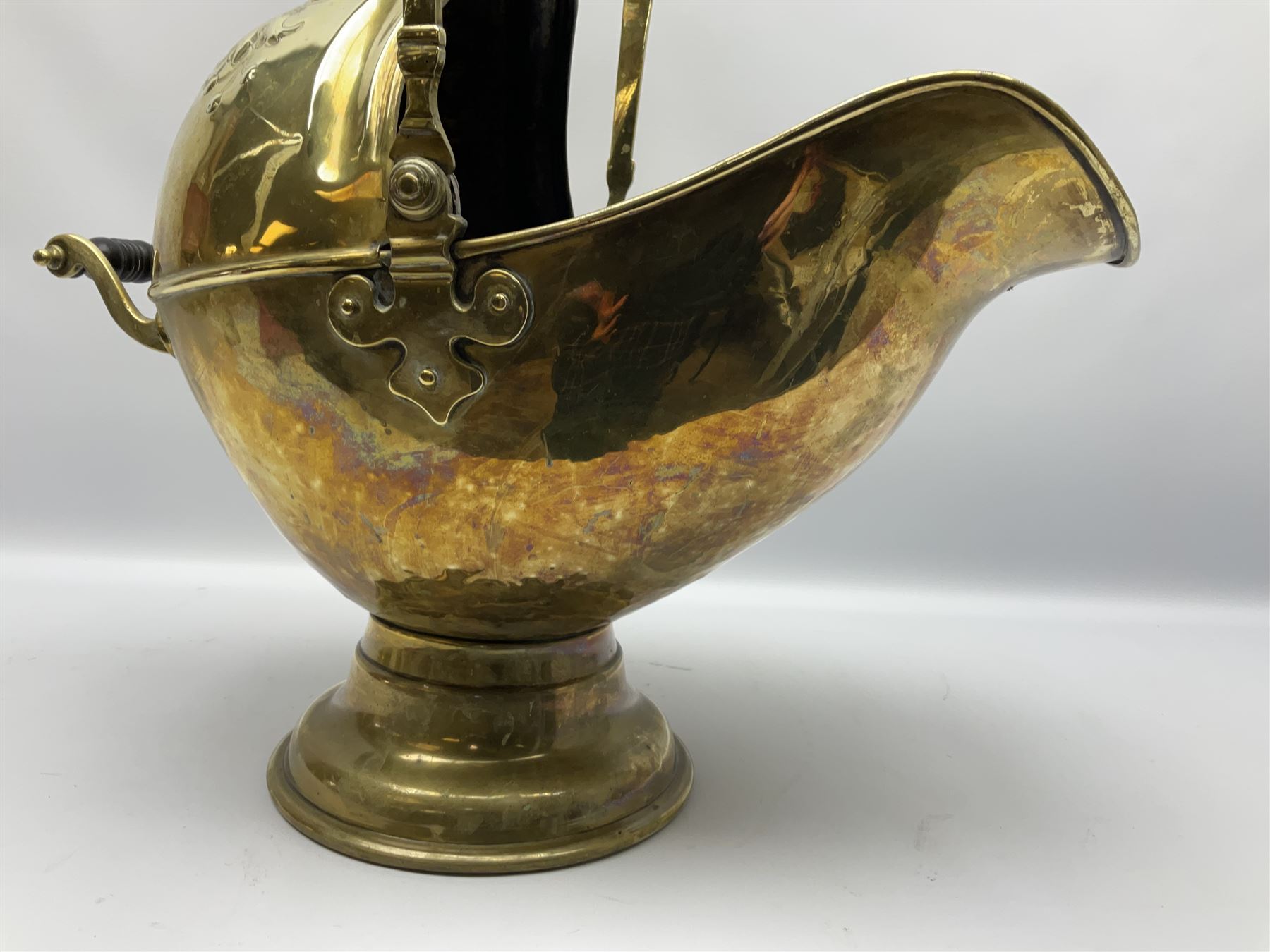 Victorian brass coal scuttle - Image 2 of 7