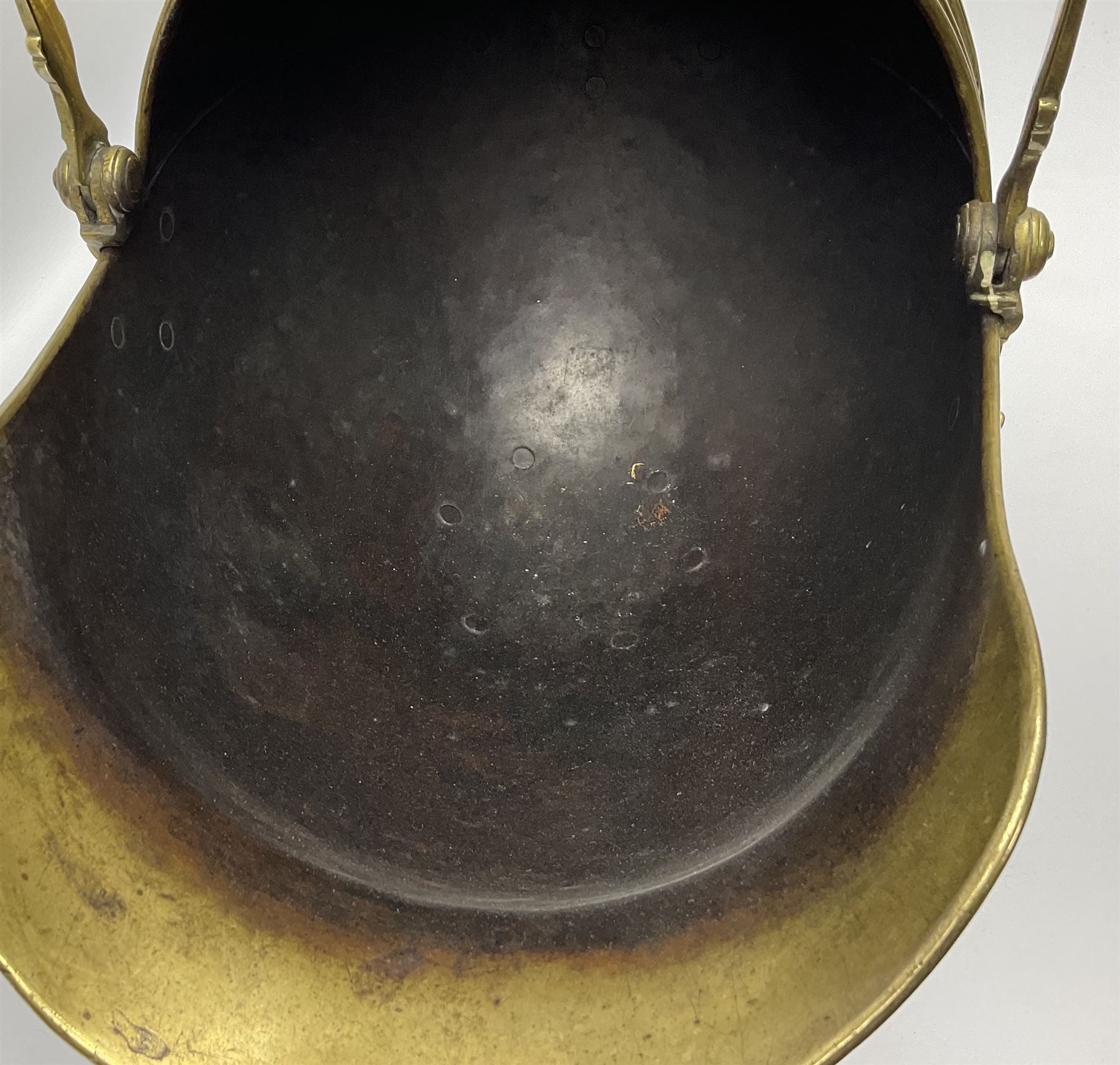 Victorian brass coal scuttle - Image 6 of 7