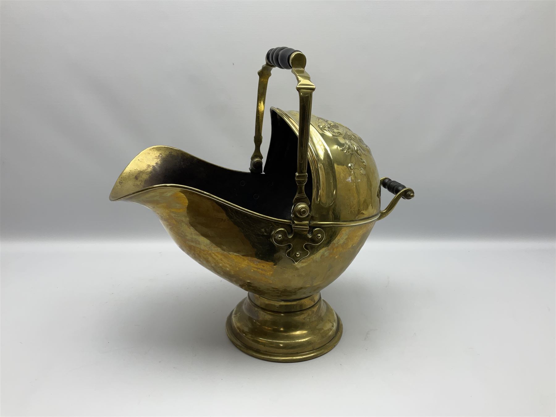 Victorian brass coal scuttle - Image 5 of 7