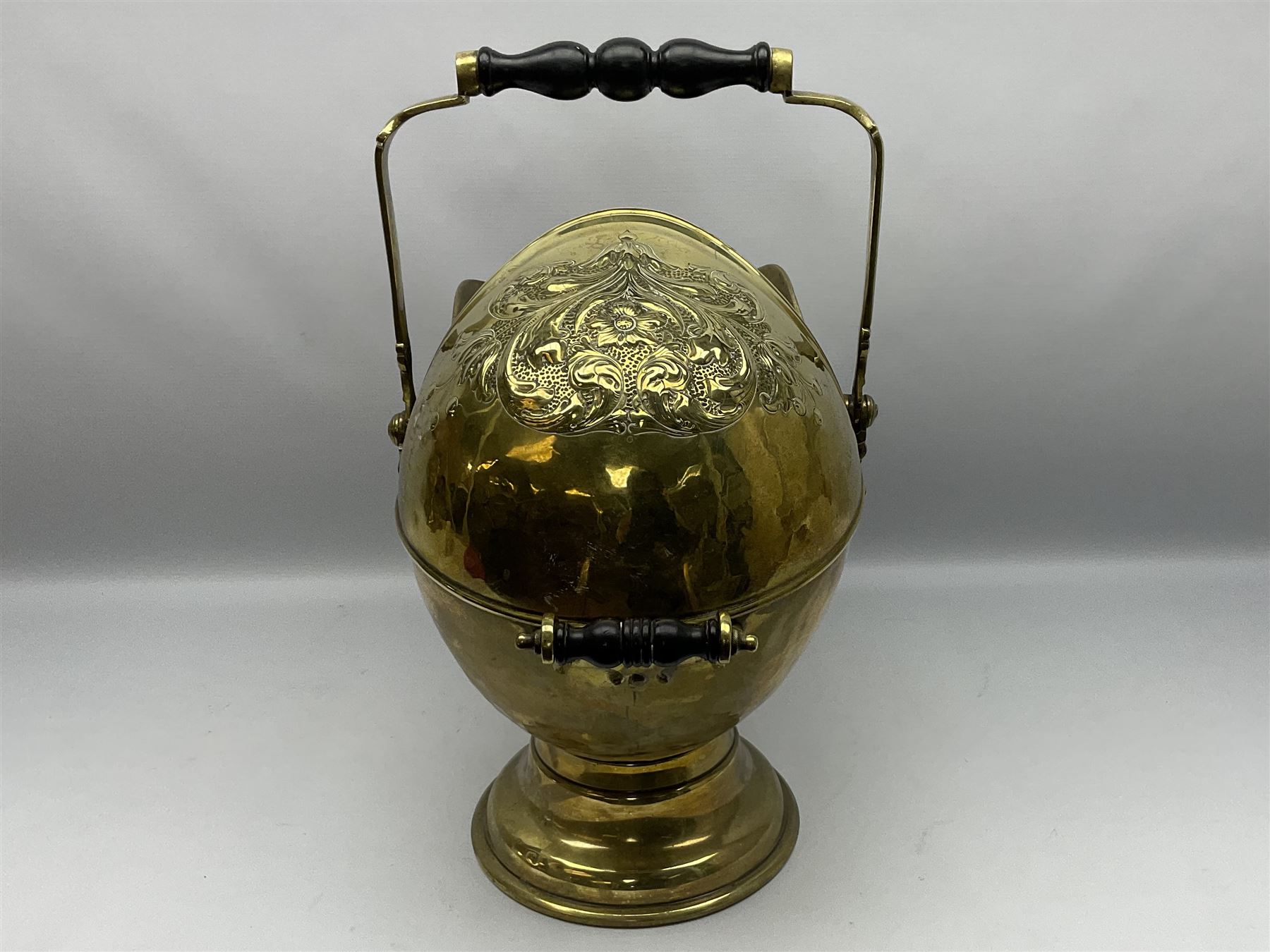 Victorian brass coal scuttle - Image 4 of 7