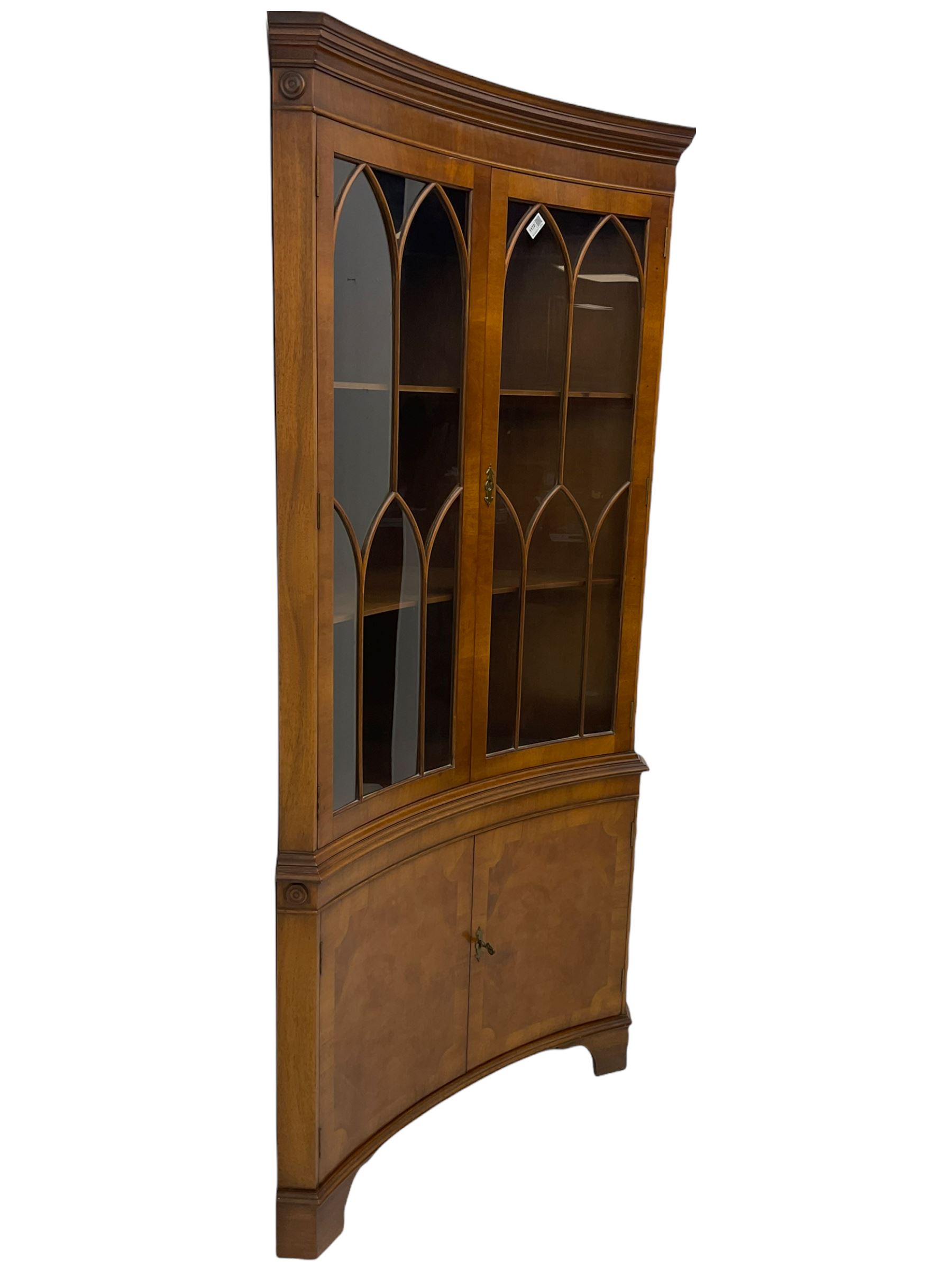 Late 20th century Georgian design mahogany concave corner display cabinet - Image 3 of 5