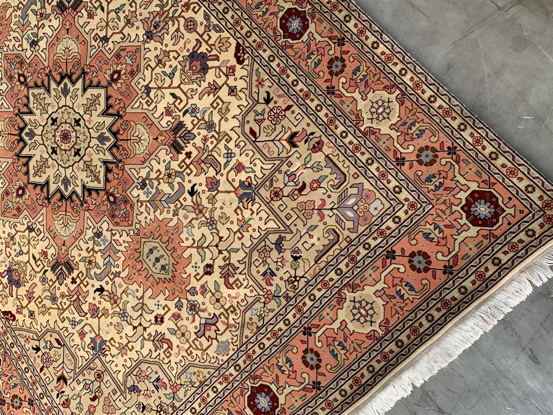 Fine Persian Tabriz rug - Image 2 of 6
