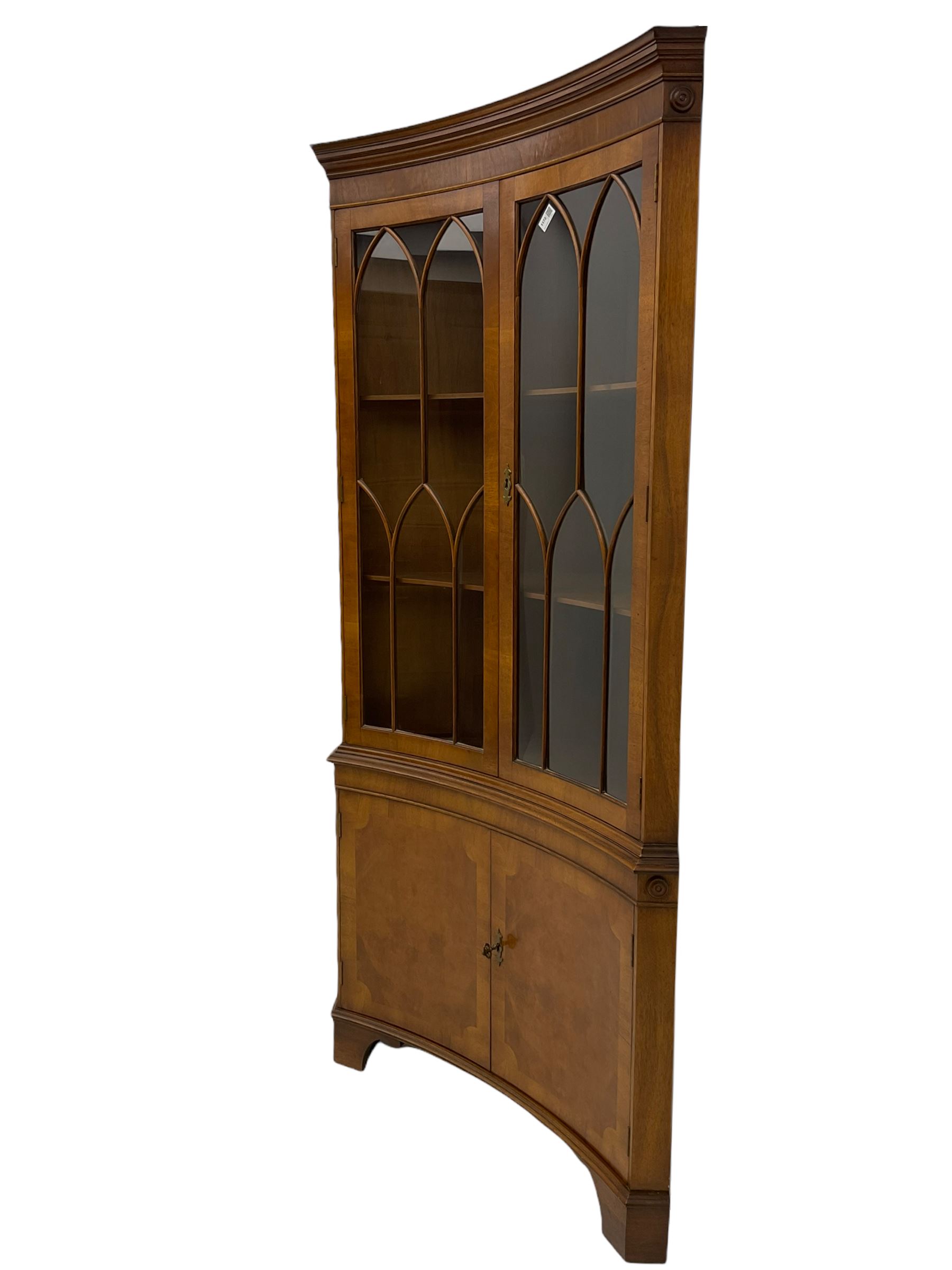 Late 20th century Georgian design mahogany concave corner display cabinet - Image 2 of 5