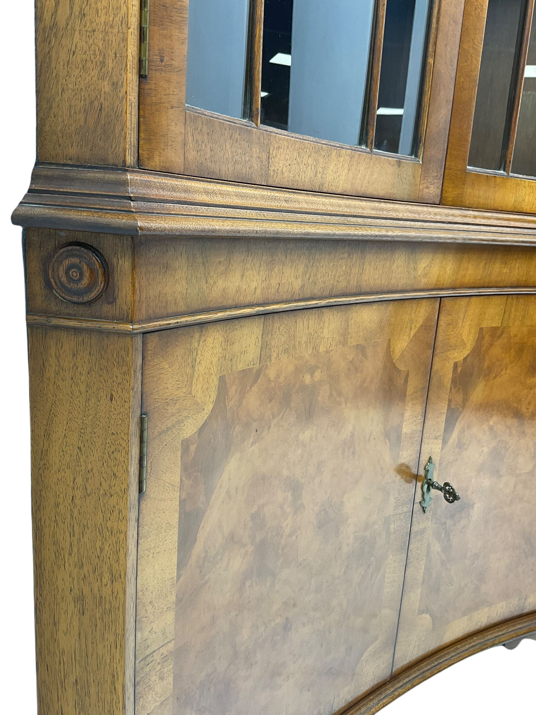Late 20th century Georgian design mahogany concave corner display cabinet - Image 4 of 5