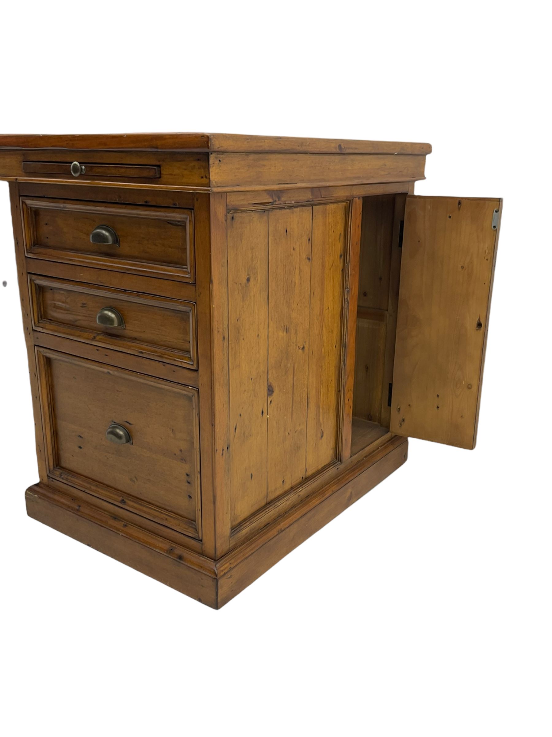 Barker & Stonehouse - Villiers reclaimed eastern pine twin pedestal desk - Image 4 of 8
