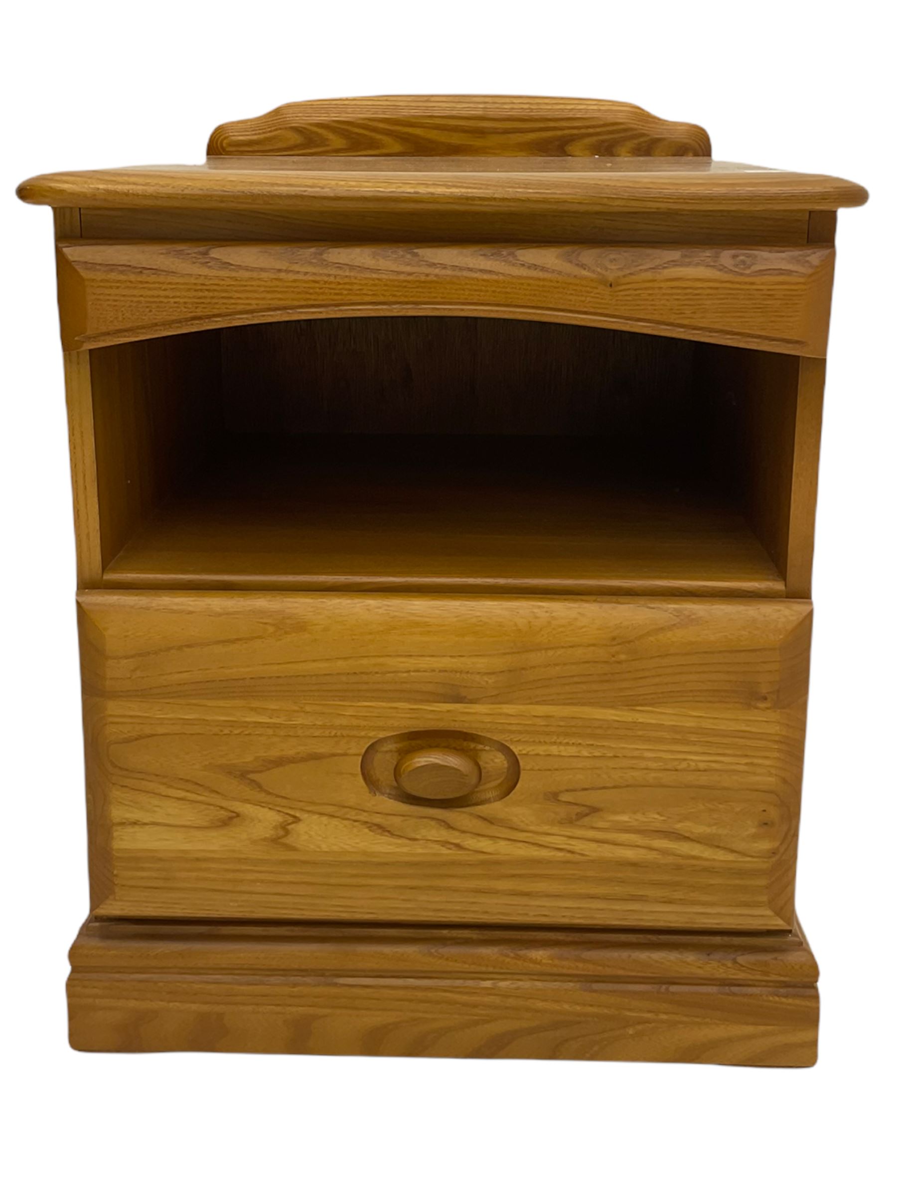 Heritage furniture - Ercol style pair of bedside chests - Image 3 of 6