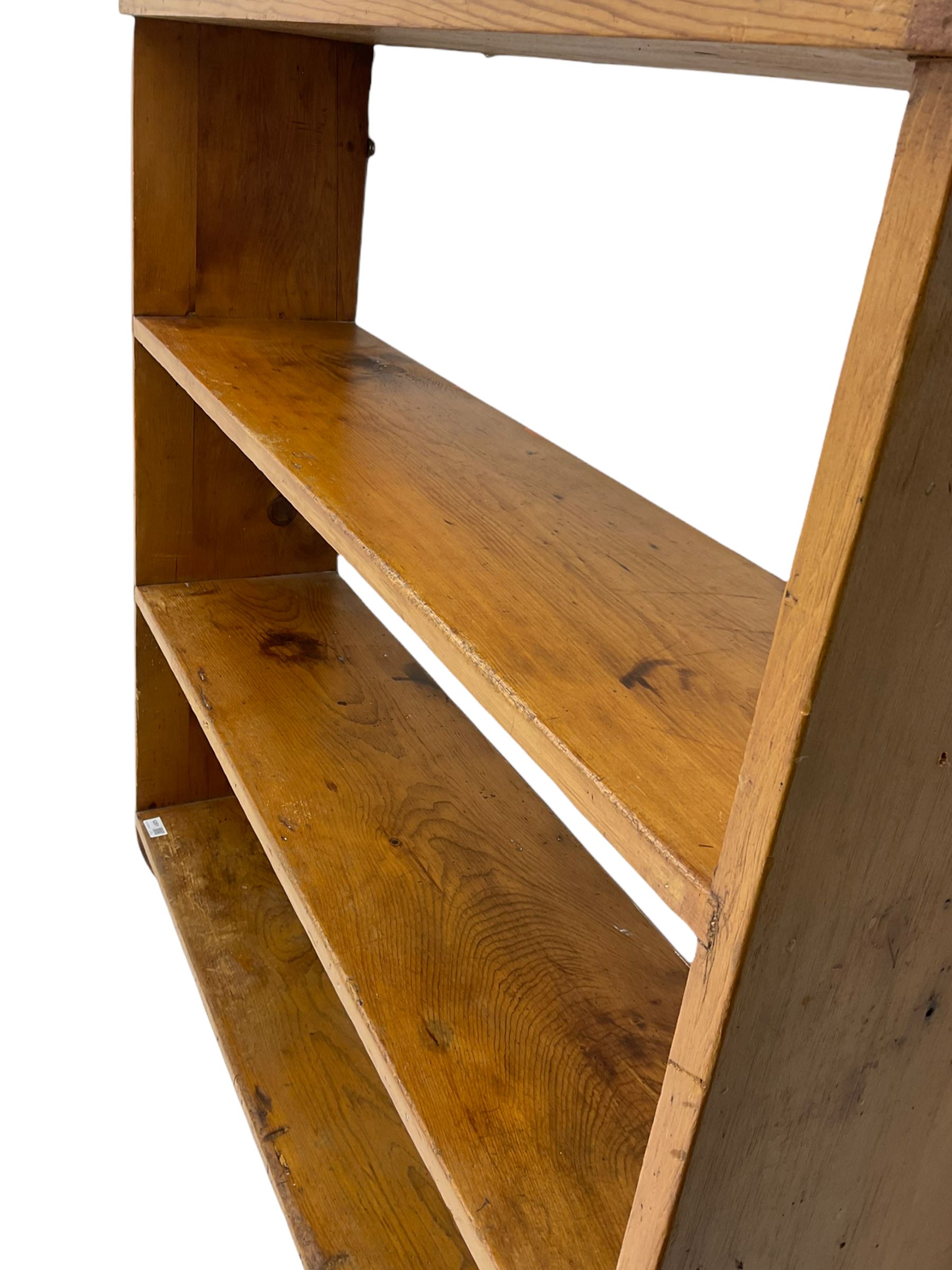 Traditional pine three tier plate rack - Image 4 of 4