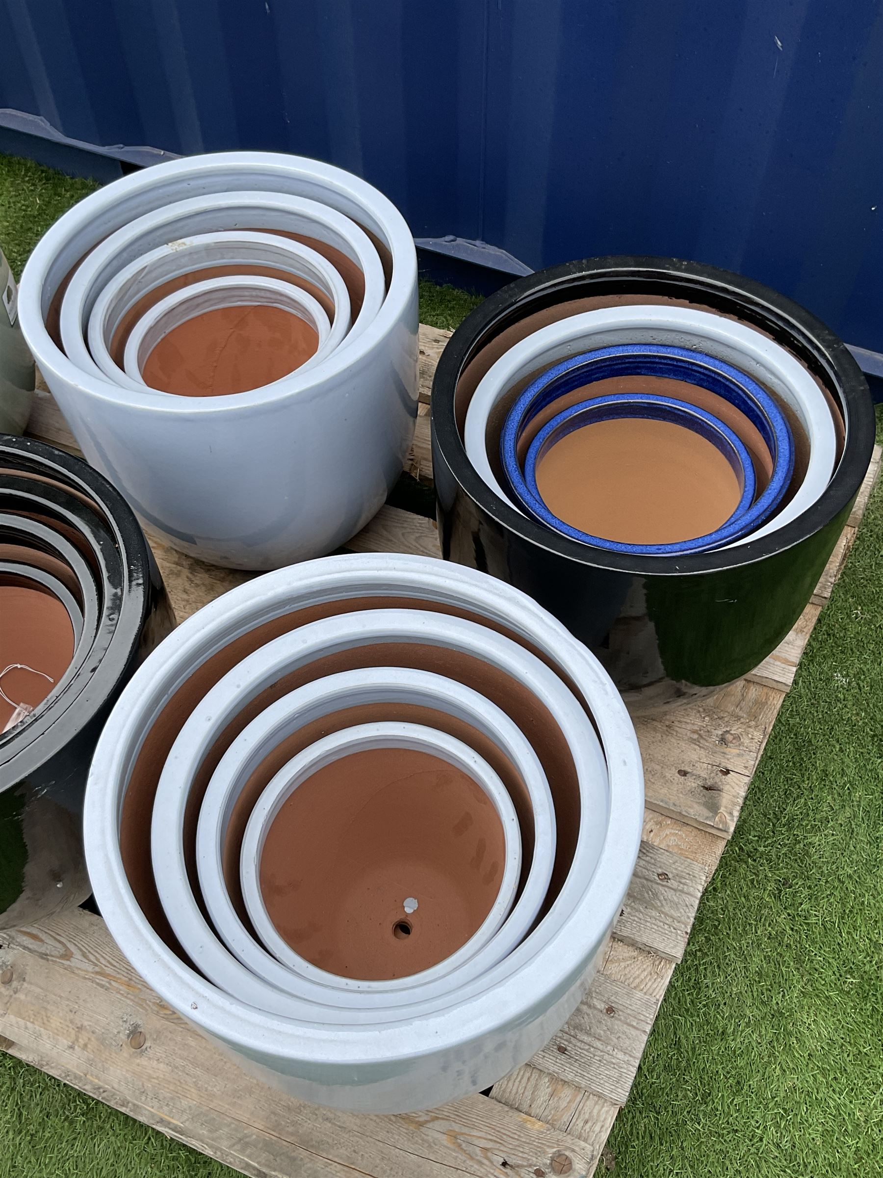 Quantity of circular glazed garden planters in various sizes and colours - Image 3 of 4