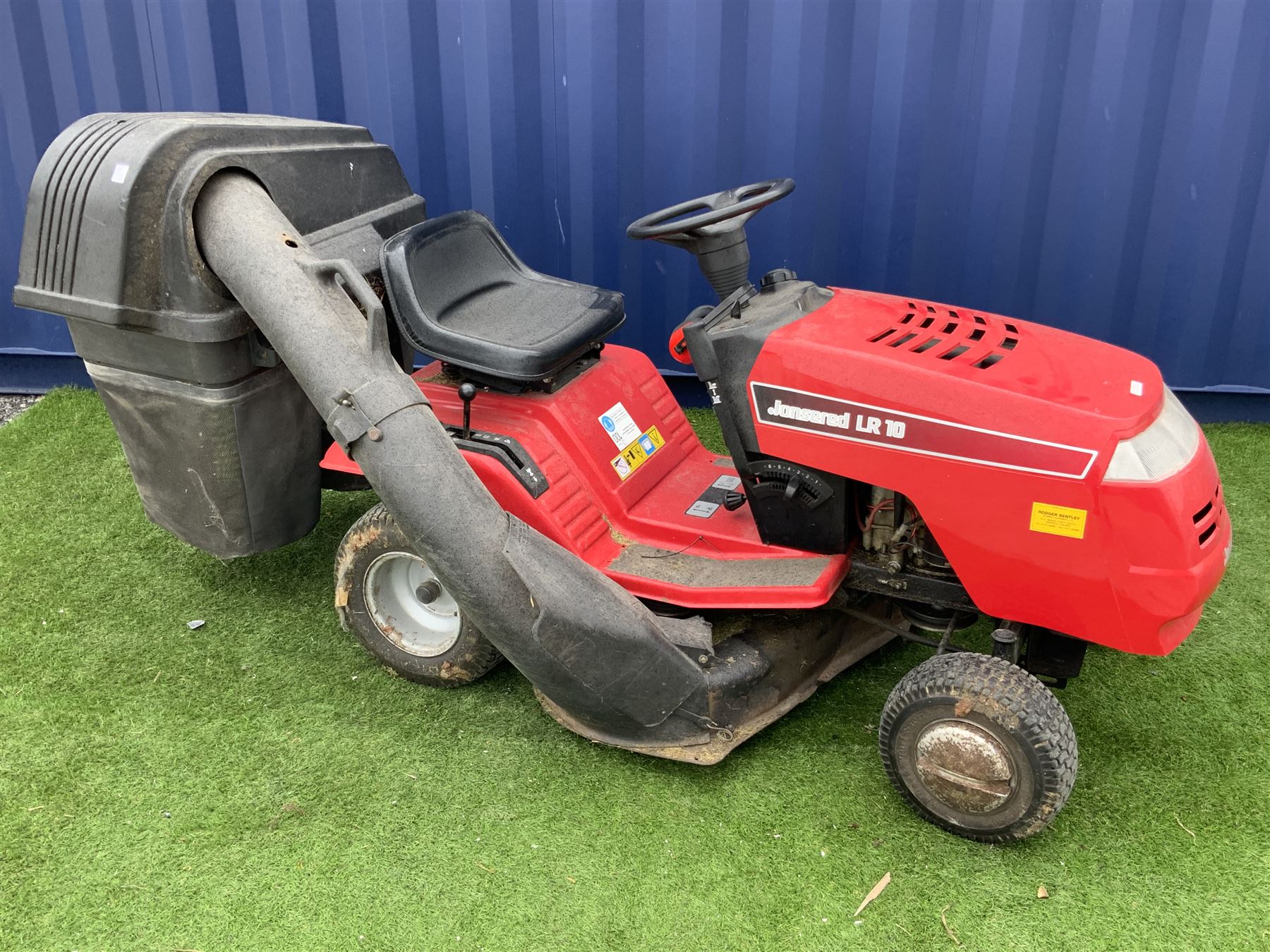 Jonsered LR 10 ride on lawnmower with grass collector