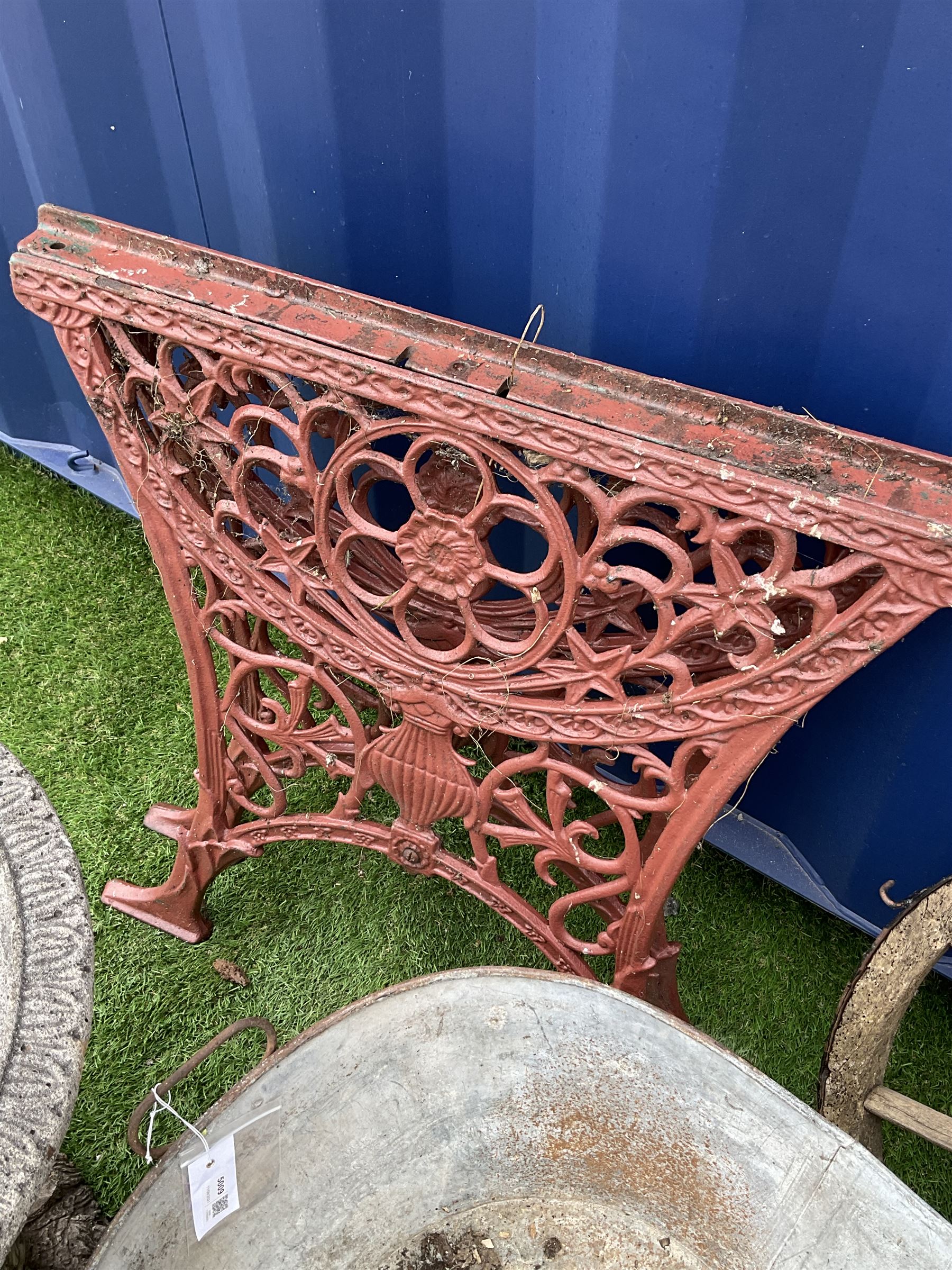 Black finish metal shaped planter set with lion masks and shell handles (W50cm) - Image 2 of 5