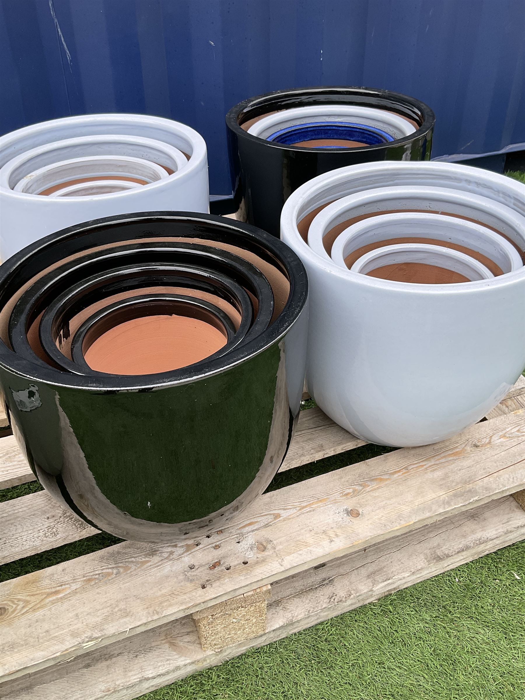 Quantity of circular glazed garden planters in various sizes and colours - Image 4 of 4