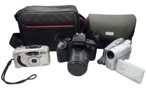 Assorted cameras to include a Canon EOS 700 SLR camera with Canon Zoom Lens 35-80mm