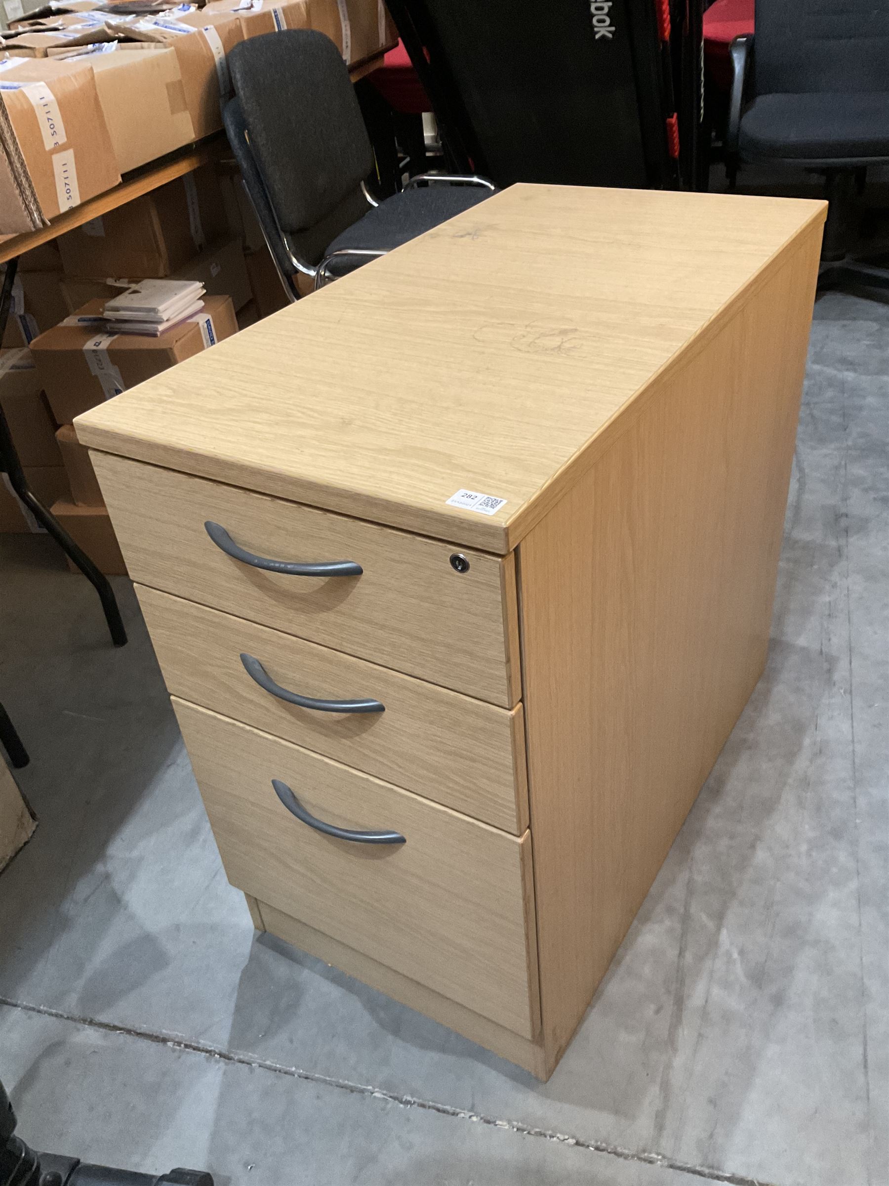 Light oak three drawer office pedestal - THIS LOT IS TO BE COLLECTED BY APPOINTMENT FROM DUGGLEBY ST - Image 3 of 3