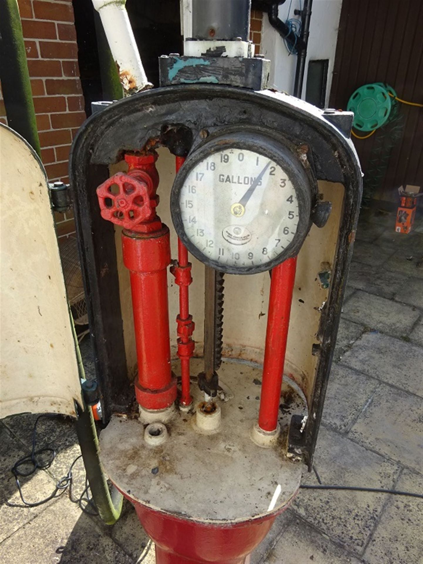 Vintage cast iron petrol pump - THIS LOT IS TO BE COLLECTED BY APPOINTMENT FROM DUGGLEBY STORAGE - Image 2 of 4