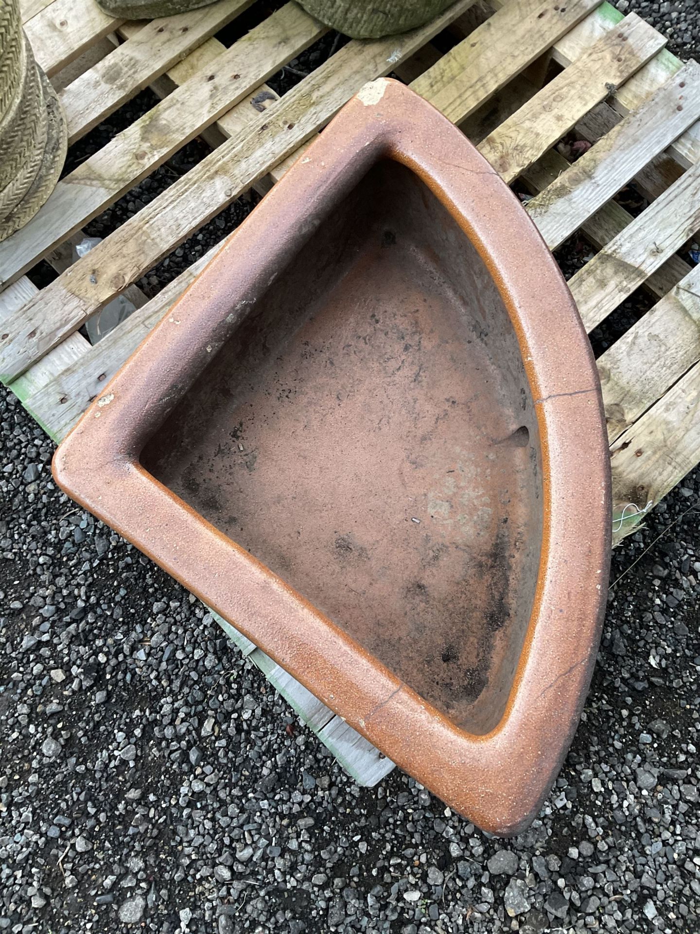 Glazed corner trough - THIS LOT IS TO BE COLLECTED BY APPOINTMENT FROM DUGGLEBY STORAGE - Image 2 of 3