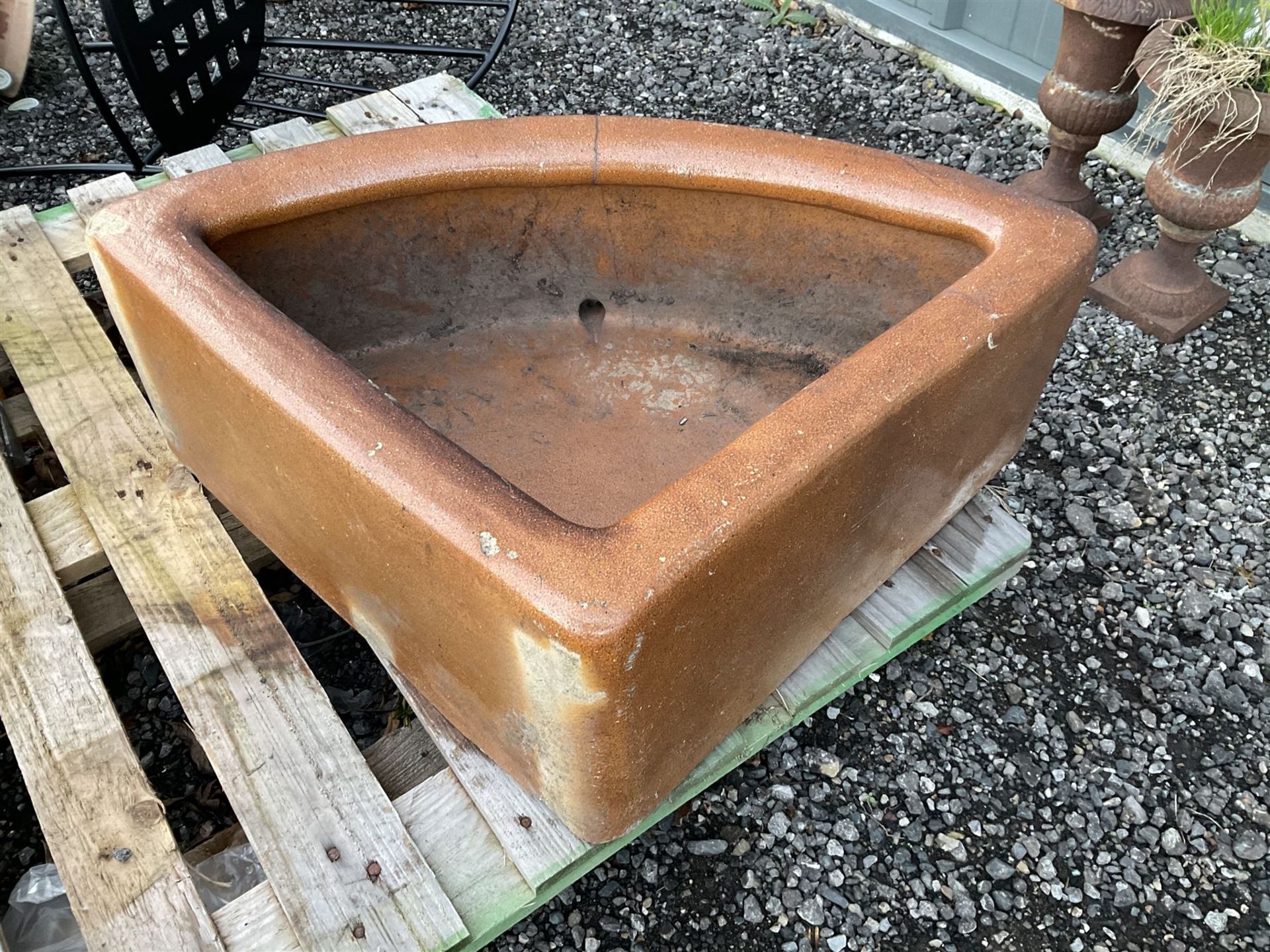 Glazed corner trough - THIS LOT IS TO BE COLLECTED BY APPOINTMENT FROM DUGGLEBY STORAGE - Image 3 of 3