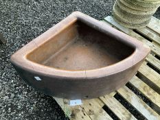 Glazed corner trough - THIS LOT IS TO BE COLLECTED BY APPOINTMENT FROM DUGGLEBY STORAGE