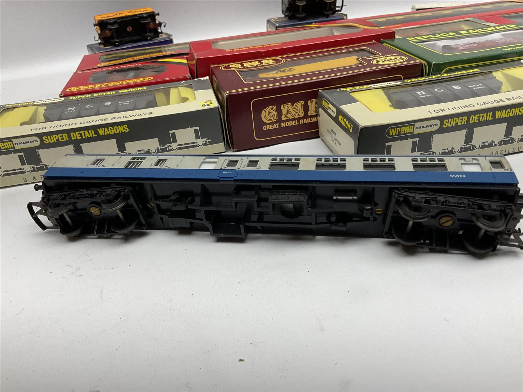 '00' gauge - four Hornby/Tri-ang passenger coaches (two boxed); and eleven goods wagons by Wrenn - Image 3 of 4